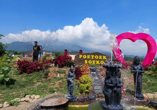 Rainbow Garden Poetoek Soeko, 1. Wisata Sawah Sumber Gempong, 2. Bernah De Vallei, 3. Waterland Mojokerto, 4. Candi Bajang Ratu, 5. Candi Brahu, 6. Candi Tikus, 7. Candi Wringin Lawang, 8. Kolam Segaran, 9. Museum Trowulan, 10. Mahavihara Majapahit, 11. Patung Buddha Tidur, 12. Pendopo Agung Trowulan, 13. Air Terjun Coban Canggu, 14. Air Terjun Dlundung Mojokerto, 15. Pacet Mini Park Mojokerto, 16. Joglo Park Mojokerto, 17. Candi Jolotundo, 18. Klurak Eco Park, 19. Puncak Bayangan Gunung Penanggungan, 20. Pemandian Air Panas Padusan, 21. Air Terjun Grenjengan, 22. Api Abadi Mojokerto, 23. Bukit Watu Jengger, 24. Claket Adventure Park, 25. Air Terjun 7 Bidadari, 26. Pacet Hill, 27. Air Terjun Duyung Trawas Hill, 28. Fresh Green Trawas, 29. PPLH Seloliman Trawas, 30. Obech Rafting Pacet, 31. Sumber Wuluh, 32. Air Terjun Watu Ondo, 33. Alun-alun Mojokerto, 34. Wisata Desa BMJ Mojopahit, 35. Wisata Bukit Kayoe putih, 36. Taman Semeru, 37. Ranu Manduro, 38. Wisata Waduk Tanjungan, 39. Taman Kehati, 40. Reco Banteng Hayam Wuruk, 41. Benteng Taman, 42. Air Terjun Watu Gedhek, 43. Coban Talun, 44. Wisata Sumber Dhuwur Sidorejo, 45. Rainbow Garden Poetoek Soeko, 46. MOLAGAR, 47. WET SENDI 2, 48. Situs Siti Inggil, 49. Balai Pelestarian Cagar Budaya, 50. Wanawisata Dlundung, 51. Candi Kesiman, 52. Candi Bangkal, 53. Museum Sanggar Gubug Wayang, 54. Air Terjun Surodadu, 55. Petik Strawberry Padusan, 56. Gua gembyang, 57. Candi Jedong, 58. Air Terjun Watu Lumpang, 59. Situs Reco Lanang, 60. Pemandian Ubalan, 61. Makam Troloyo