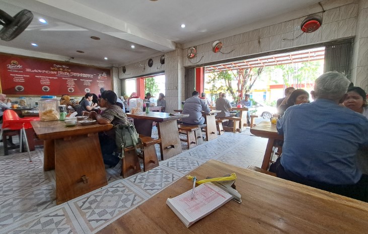 Rawon Pak Pangat Wonokromo sienny sumana prasetyo, 1. Soto Lamongan Cak Har, 2. Zangrandi Ice Cream, 3. Sate Klopo Ondomohen Bu Asih, 4. Sego Sambel Mak Yeye, 5. G-Walk, 6. Pakuwon Food Festival, 7. Rawon Setan – Embong Malang, 8. Bebek Sinjay – Ahmad Yani, 9. Rawon Kalkulator, 10. Rawon Pak Pangat Wonokromo, 11. Soto Ambengan Pak Sadi, 12. Soto Ayam Cak To Undaan Wetan, 13. Kepiting Cak Gundul 1992, 14. Tahu Campur H. ABD. Mahfud Asli Kalasan, 15. Spesial Belut Surabaya H. Poer, 16. Nasi Bebek Tugu Pahlawan Asli, 17. Warung Nasi Cumi-Cumi (Ibu Atun), 18. Sari Laut Kapasan, 19. Bebek Palupi, 20. Wakul Suroboyo, 22. Sentra Wisata Kuliner Deles, 23. Sentra Wisata Kuliner Dharmahusada, 24. Nasi Empal Pengampon, 25. Bakso Daging Sapi P.Sabar, 26. Michael TJ Gelato, 27. Wisata Kuliner Mulyorejo, 28. Lontong Balap Asli Pak Gendut (Pusat), 29. Gado – Gado Arjuna Pak Satumin, 30. Depot Nasi Campur Pojok Tambak Bayan, 31. Nasi Bebek Goreng Sayang Anak Cak Yudi (Pusat), 32. Rujak Cingur Achmad Jais, 33. Nasi Krawu mbuksu Hj sufayah darmo (khas gresik), 34. Tahu Tek Pak Kin, 35. Sate Karak Khas Ampel KSDP, 36. Sate Ayam Lisidu , 37. Nasi Goreng Jancuk | PrimeBiz Hotel Surabaya, 38. Pecel Semanggi, 39. Kuliner lontong kupang