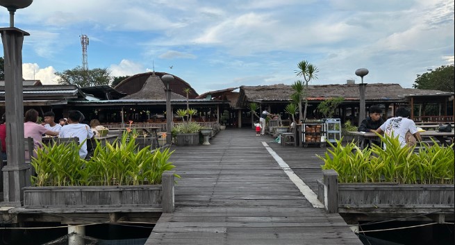 Restoran Kampung Laut Semarang intancennie, 1. Lunpia Gang Lombok , 2. Tahu Gimbal HAJI EDY (sejak 1972), 3. Tahu Pong Gajah Mada Semarang, 4. Pisang Plenet “Pak Yuli”, 5. Bandeng Presto, 6. Kuliner Semarang Mie Ramor, 7. Wingko Babat Pak Moel, 8. Kuliner Semarang Es Puter Cong Lik , 9. Nasi Goreng Babat Pak Karmin Mberok Legendaris , 10. Mie Kopyok Pak Dhuwur, 11. Aneka Nasi Ayam Semarang, 12. Nasi Gandul Pak Memet, 13. Kuliner Semarang Soto Bangkong Pak Sholeh, 14. Wedangan Pak Mardi, 15. Bakso Kakap Pak Wahid, 16. Ayam &amp; Bebek Goreng “Sari Rasa” (Pak Thori), 17. Kuliner Semarang Sate Kalak by Grill On, 18. Gulai Kambing Bustaman Pak Sabar, 19. D’Cost Semarang , 20. Tandhok Iga Bakar dan Kopi, 21. Ayam Goreng Spesial Lombok Idjo, 22. Pasar Semawis aka Warung Semawis, 23. Angkringan Pak Gik Gajahmada, 24. Warung Makan Asem-Asem Koh Liem, 25. Angkringan Gaul Ampiran 3 Semarang, 26. Bakmi Jowo Pak Gareng, 27. Restoran Kampung Laut Semarang, 28. Pesta Keboen Restoran, 29. Soto Pak No Semarang, 30. Mangut Welut Warung Bu Nasima Semarang, 31. Gudeg Koyor Mbak Tum – Peterongan, 32. Nasi Goreng Babat Hengky, 33. Depot Sukses Semarang, 34. Gudeg Abimanyu Semarang, 35. Waroeng Steak &amp; Shake Semarang, 36. Nasi Goreng Babat Pak Taman, 37. Nasi Kebuli Djawas Semarang, 38. Waroeng Kaligarong, 39. Kue Lekker Paimo