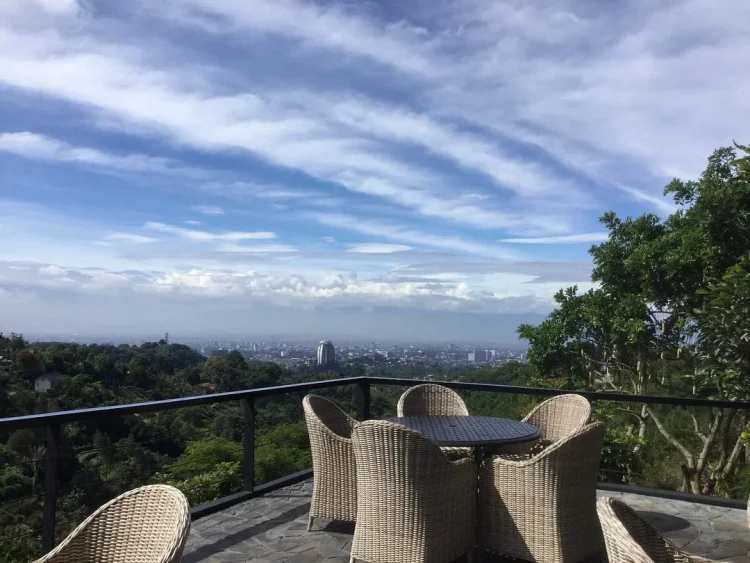 Rumah Miring via Instagram.com @rumah_miring_bandung, 1. Armor Kopi Leuit, 2. CONGO Gallery & Cafe, 3. Skyline Best View, 4. District Dago Cafe & Resto, 5. Rumah Miring, 6. ManA Foo & Cof, 7. The Parlor, 8. The Stone Cafe, 9. Cascara Coffee, 10. D’Pakar Bandung, 11. Cafe Halaman, 12. Daily Routine Coffee, 13. Atanapi Coffee Camp, 14. Myboo.Kit Cafe and Playground, 15. Cocorico, 16. De Grote Cafe, 17. Kopi Selasar Sunaryo, 18. Utara Cafe