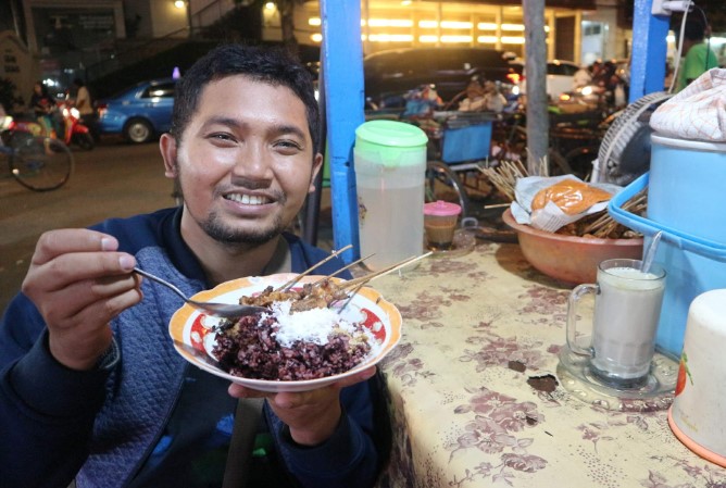 Sate Karak Khas Ampel KSDP s. anto, 1. Soto Lamongan Cak Har, 2. Zangrandi Ice Cream, 3. Sate Klopo Ondomohen Bu Asih, 4. Sego Sambel Mak Yeye, 5. G-Walk, 6. Pakuwon Food Festival, 7. Rawon Setan – Embong Malang, 8. Bebek Sinjay – Ahmad Yani, 9. Rawon Kalkulator, 10. Rawon Pak Pangat Wonokromo, 11. Soto Ambengan Pak Sadi, 12. Soto Ayam Cak To Undaan Wetan, 13. Kepiting Cak Gundul 1992, 14. Tahu Campur H. ABD. Mahfud Asli Kalasan, 15. Spesial Belut Surabaya H. Poer, 16. Nasi Bebek Tugu Pahlawan Asli, 17. Warung Nasi Cumi-Cumi (Ibu Atun), 18. Sari Laut Kapasan, 19. Bebek Palupi, 20. Wakul Suroboyo, 22. Sentra Wisata Kuliner Deles, 23. Sentra Wisata Kuliner Dharmahusada, 24. Nasi Empal Pengampon, 25. Bakso Daging Sapi P.Sabar, 26. Michael TJ Gelato, 27. Wisata Kuliner Mulyorejo, 28. Lontong Balap Asli Pak Gendut (Pusat), 29. Gado – Gado Arjuna Pak Satumin, 30. Depot Nasi Campur Pojok Tambak Bayan, 31. Nasi Bebek Goreng Sayang Anak Cak Yudi (Pusat), 32. Rujak Cingur Achmad Jais, 33. Nasi Krawu mbuksu Hj sufayah darmo (khas gresik), 34. Tahu Tek Pak Kin, 35. Sate Karak Khas Ampel KSDP, 36. Sate Ayam Lisidu , 37. Nasi Goreng Jancuk | PrimeBiz Hotel Surabaya, 38. Pecel Semanggi, 39. Kuliner lontong kupang