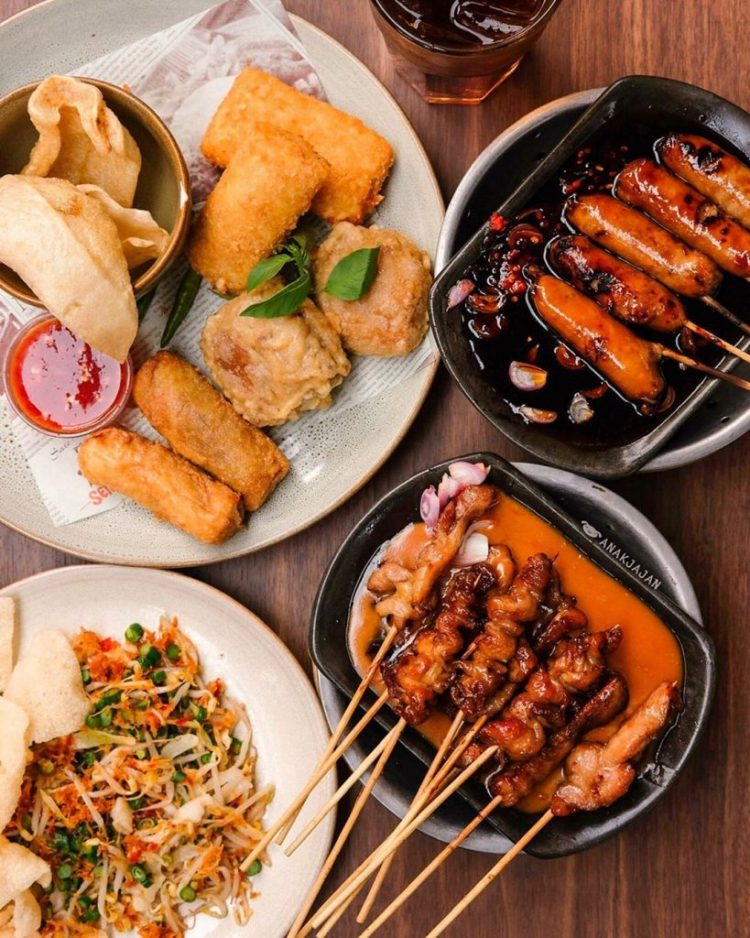 Sate Khas Senayan via Anak Jajan, 1. Pepper Lunch, 2. Deloret, 3. Pondok Suryo Begor, 4. Cerita Rasa, 5. Backyard Kitchen & Grill, 6. Tanatap, 7. Loka Padang, 8. Pizza Lab, 9. Luberground, 10. Manca Rempah Seafood, 11. Obrol Kopi, 12. King Seafood, 13. dipuri, 14. Gordi HQ, 15. Ottoman’s Coffee Brewer (Lantai Ground, Cilandak Town Square), 16. Social Affair Coffee & Baked House, 17. Holycow! Steak House by Chef Afit (Lantai 1, Cilandak Town Square), 18. Rumah Makan Pagi Sore, 19. Shabu Hachi, 20. Super Suki, 21. Sate Khas Senayan, 22. Roti Bakar 88