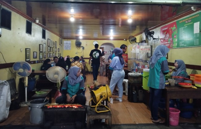 Sate Klopo Ondomohen Bu Asih - Walikota Mustajab Jaya dharwiniar cipta, 1. Soto Lamongan Cak Har, 2. Zangrandi Ice Cream, 3. Sate Klopo Ondomohen Bu Asih, 4. Sego Sambel Mak Yeye, 5. G-Walk, 6. Pakuwon Food Festival, 7. Rawon Setan – Embong Malang, 8. Bebek Sinjay – Ahmad Yani, 9. Rawon Kalkulator, 10. Rawon Pak Pangat Wonokromo, 11. Soto Ambengan Pak Sadi, 12. Soto Ayam Cak To Undaan Wetan, 13. Kepiting Cak Gundul 1992, 14. Tahu Campur H. ABD. Mahfud Asli Kalasan, 15. Spesial Belut Surabaya H. Poer, 16. Nasi Bebek Tugu Pahlawan Asli, 17. Warung Nasi Cumi-Cumi (Ibu Atun), 18. Sari Laut Kapasan, 19. Bebek Palupi, 20. Wakul Suroboyo, 22. Sentra Wisata Kuliner Deles, 23. Sentra Wisata Kuliner Dharmahusada, 24. Nasi Empal Pengampon, 25. Bakso Daging Sapi P.Sabar, 26. Michael TJ Gelato, 27. Wisata Kuliner Mulyorejo, 28. Lontong Balap Asli Pak Gendut (Pusat), 29. Gado – Gado Arjuna Pak Satumin, 30. Depot Nasi Campur Pojok Tambak Bayan, 31. Nasi Bebek Goreng Sayang Anak Cak Yudi (Pusat), 32. Rujak Cingur Achmad Jais, 33. Nasi Krawu mbuksu Hj sufayah darmo (khas gresik), 34. Tahu Tek Pak Kin, 35. Sate Karak Khas Ampel KSDP, 36. Sate Ayam Lisidu , 37. Nasi Goreng Jancuk | PrimeBiz Hotel Surabaya, 38. Pecel Semanggi, 39. Kuliner lontong kupang