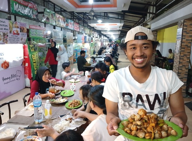 Sentra Wisata Kuliner Deles Edwar Maulana, 1. Soto Lamongan Cak Har, 2. Zangrandi Ice Cream, 3. Sate Klopo Ondomohen Bu Asih, 4. Sego Sambel Mak Yeye, 5. G-Walk, 6. Pakuwon Food Festival, 7. Rawon Setan – Embong Malang, 8. Bebek Sinjay – Ahmad Yani, 9. Rawon Kalkulator, 10. Rawon Pak Pangat Wonokromo, 11. Soto Ambengan Pak Sadi, 12. Soto Ayam Cak To Undaan Wetan, 13. Kepiting Cak Gundul 1992, 14. Tahu Campur H. ABD. Mahfud Asli Kalasan, 15. Spesial Belut Surabaya H. Poer, 16. Nasi Bebek Tugu Pahlawan Asli, 17. Warung Nasi Cumi-Cumi (Ibu Atun), 18. Sari Laut Kapasan, 19. Bebek Palupi, 20. Wakul Suroboyo, 22. Sentra Wisata Kuliner Deles, 23. Sentra Wisata Kuliner Dharmahusada, 24. Nasi Empal Pengampon, 25. Bakso Daging Sapi P.Sabar, 26. Michael TJ Gelato, 27. Wisata Kuliner Mulyorejo, 28. Lontong Balap Asli Pak Gendut (Pusat), 29. Gado – Gado Arjuna Pak Satumin, 30. Depot Nasi Campur Pojok Tambak Bayan, 31. Nasi Bebek Goreng Sayang Anak Cak Yudi (Pusat), 32. Rujak Cingur Achmad Jais, 33. Nasi Krawu mbuksu Hj sufayah darmo (khas gresik), 34. Tahu Tek Pak Kin, 35. Sate Karak Khas Ampel KSDP, 36. Sate Ayam Lisidu , 37. Nasi Goreng Jancuk | PrimeBiz Hotel Surabaya, 38. Pecel Semanggi, 39. Kuliner lontong kupang