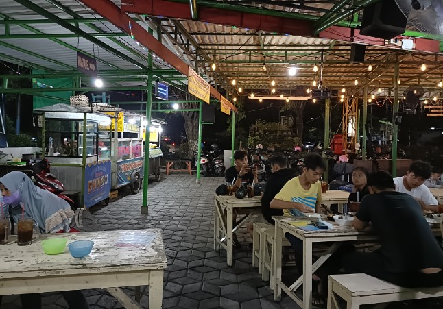 Sentra Wisata Kuliner Dharmahusada K S W, 1. Soto Lamongan Cak Har, 2. Zangrandi Ice Cream, 3. Sate Klopo Ondomohen Bu Asih, 4. Sego Sambel Mak Yeye, 5. G-Walk, 6. Pakuwon Food Festival, 7. Rawon Setan – Embong Malang, 8. Bebek Sinjay – Ahmad Yani, 9. Rawon Kalkulator, 10. Rawon Pak Pangat Wonokromo, 11. Soto Ambengan Pak Sadi, 12. Soto Ayam Cak To Undaan Wetan, 13. Kepiting Cak Gundul 1992, 14. Tahu Campur H. ABD. Mahfud Asli Kalasan, 15. Spesial Belut Surabaya H. Poer, 16. Nasi Bebek Tugu Pahlawan Asli, 17. Warung Nasi Cumi-Cumi (Ibu Atun), 18. Sari Laut Kapasan, 19. Bebek Palupi, 20. Wakul Suroboyo, 22. Sentra Wisata Kuliner Deles, 23. Sentra Wisata Kuliner Dharmahusada, 24. Nasi Empal Pengampon, 25. Bakso Daging Sapi P.Sabar, 26. Michael TJ Gelato, 27. Wisata Kuliner Mulyorejo, 28. Lontong Balap Asli Pak Gendut (Pusat), 29. Gado – Gado Arjuna Pak Satumin, 30. Depot Nasi Campur Pojok Tambak Bayan, 31. Nasi Bebek Goreng Sayang Anak Cak Yudi (Pusat), 32. Rujak Cingur Achmad Jais, 33. Nasi Krawu mbuksu Hj sufayah darmo (khas gresik), 34. Tahu Tek Pak Kin, 35. Sate Karak Khas Ampel KSDP, 36. Sate Ayam Lisidu , 37. Nasi Goreng Jancuk | PrimeBiz Hotel Surabaya, 38. Pecel Semanggi, 39. Kuliner lontong kupang