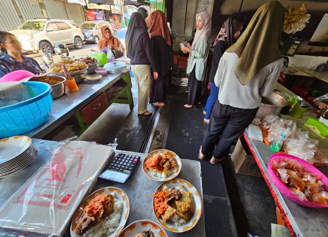 Sego Sambel Mak Yeye Indra Ariefianto, 1. Soto Lamongan Cak Har, 2. Zangrandi Ice Cream, 3. Sate Klopo Ondomohen Bu Asih, 4. Sego Sambel Mak Yeye, 5. G-Walk, 6. Pakuwon Food Festival, 7. Rawon Setan – Embong Malang, 8. Bebek Sinjay – Ahmad Yani, 9. Rawon Kalkulator, 10. Rawon Pak Pangat Wonokromo, 11. Soto Ambengan Pak Sadi, 12. Soto Ayam Cak To Undaan Wetan, 13. Kepiting Cak Gundul 1992, 14. Tahu Campur H. ABD. Mahfud Asli Kalasan, 15. Spesial Belut Surabaya H. Poer, 16. Nasi Bebek Tugu Pahlawan Asli, 17. Warung Nasi Cumi-Cumi (Ibu Atun), 18. Sari Laut Kapasan, 19. Bebek Palupi, 20. Wakul Suroboyo, 22. Sentra Wisata Kuliner Deles, 23. Sentra Wisata Kuliner Dharmahusada, 24. Nasi Empal Pengampon, 25. Bakso Daging Sapi P.Sabar, 26. Michael TJ Gelato, 27. Wisata Kuliner Mulyorejo, 28. Lontong Balap Asli Pak Gendut (Pusat), 29. Gado – Gado Arjuna Pak Satumin, 30. Depot Nasi Campur Pojok Tambak Bayan, 31. Nasi Bebek Goreng Sayang Anak Cak Yudi (Pusat), 32. Rujak Cingur Achmad Jais, 33. Nasi Krawu mbuksu Hj sufayah darmo (khas gresik), 34. Tahu Tek Pak Kin, 35. Sate Karak Khas Ampel KSDP, 36. Sate Ayam Lisidu , 37. Nasi Goreng Jancuk | PrimeBiz Hotel Surabaya, 38. Pecel Semanggi, 39. Kuliner lontong kupang