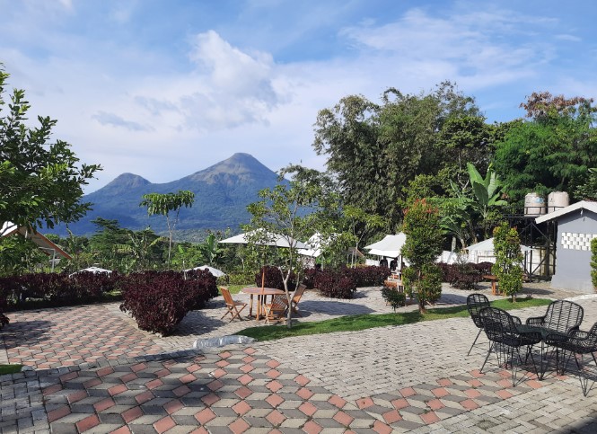 Sehati Cafe Hibrah Lukman, 1. Cangkruan Onokabeh, 2. Coffee Oyiend, 3. Dapur Kurasa, 4. Tjingkir Songo, 5. Warung Alas Pinus, 6. Gartenhütte Kaffee und Aussicht, 7. Jungle Cafe, 8. LA VERDE CAFE, 9. Bustan Allaca, 10. Warung Kadutan, 12. KEDAI PIECU, 13. Cafe Sabin, 14. Sehati Cafe, 15. KEDAI KENANGA Trawas, 16. Elok Cafe, 17. Warung Coffee Oyie’nd, 18. Delta Cafe (Tutup), 19. Sunrise Cafe Trawas, 20. Teras Treteh, 21. D, Caffee, 22. WARUNG MEMORI, 23. Warkop Trawas, 24. BACoffee (BumiAngkerCoffee), 25. Gartenhütte. Kaffee und Aussicht, 26. Alas Trawas by Santoso Group (REAL), 27. Dimensi Kopi, 28. SBC ( Sawah Bar Cafe ), 29. Griya Cafe Trawas, 30. Paido Trawas