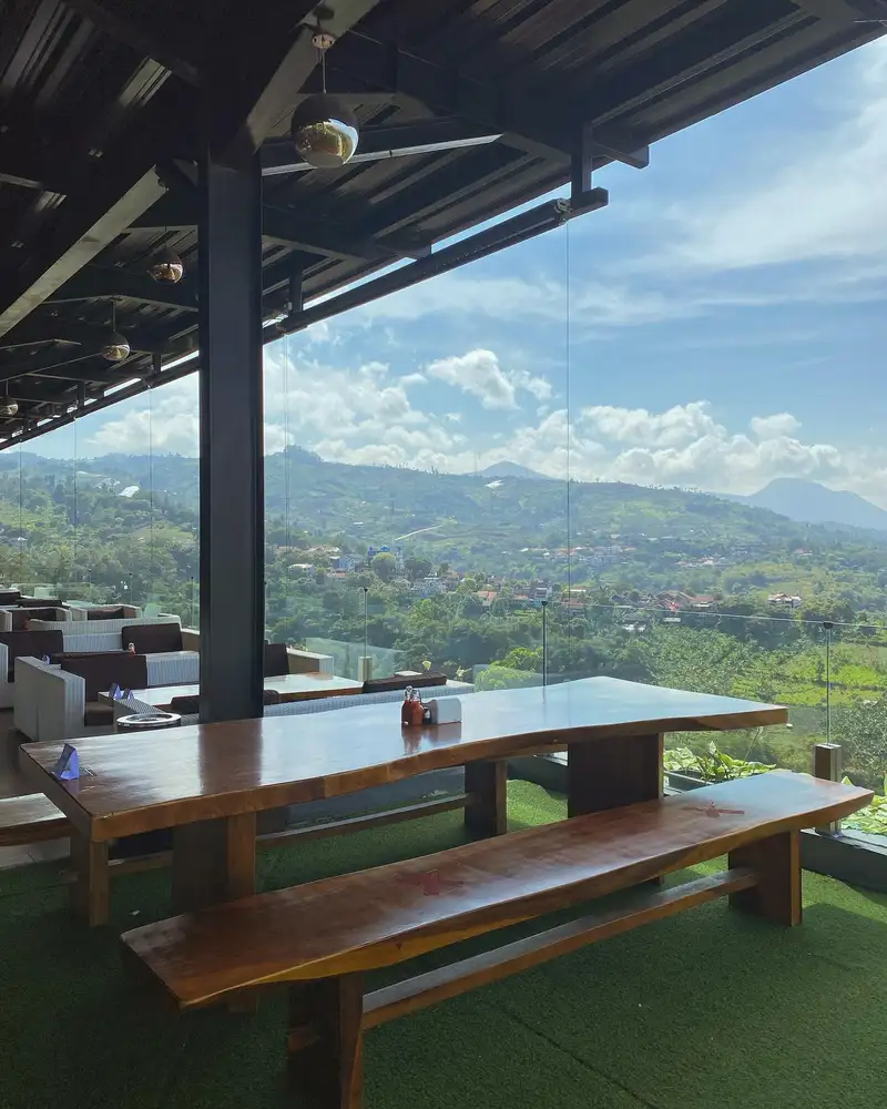 Skyline Best View Resto, 1. Taman Cikapayang Dago, 2. Taman Hutan Raya Juanda, 3. Penangkaran Rusa, 4. Lawangwangi Creative Space, 5. Mercusuar Cafe &amp; Resto, 6. Bird &amp; Bromelia Pavilion, 7. Selasar Sunaryo Art Space, 8. WOT Batu, 9. Dago Dreampark, 10. Angkringan De Blank On, 11. Curug Dago, 12. Dago Tea House, Taman Budaya Jawa Barat, 13. Dago Bakery Punclut, 14. Jurnal Risa Coffee Dago, 15. Dago Pakar, 16. Bukit Moko, 17. Tebing Keraton, 18. Caringin Tilu, 19. The Valley Bistro Cafe, 20. Skyline Best View Resto, 21. Orbital Dago