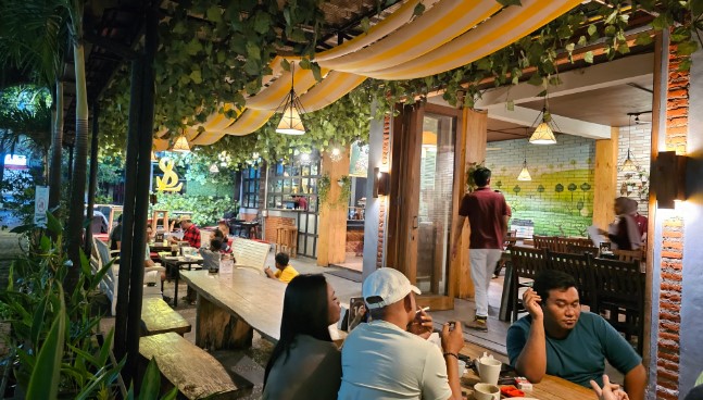 Simpang Luwe Cafe & Resto Fera Fei, 1. Cokelat Klasik, 2. Cafe Sawah Pujon Kidul, 3. BVGL Gelato and Friends Malang, 4. My Kopi O! Malang, 5. Java Dancer Coffee – Jakarta, 6. Roketto Coffee & CO, 7. The Arbanat Kitchen Cafe Lounge, 8. Simpang Luwe Cafe & Resto, 9. Labore coffee eatery, 10. Cafe LaiLai, 11. Robucca, 12. Jank Jank Wings, 13. Vosco Coffee, 14. 8 Oz Coffee Studio, 15. Bataputi Coffee House, 16. Bureau Coffee, 17. DW Coffee Shop, 18. Gartenhaus Co – Working Space, 19. GOLDEN HERITAGE KOFFIE, 20. Kopituju, 21. kopi.pisan, 22. Cafe Litchi, 23. Bohemian Cafe, 24. Semusim Cafe, 24. Ruang Rindu Kopi, 25. Kedai Pok Ami-ami, 26. Kopi Titik Koma Buring, 27. Logo Cafe, 28. Take.Mie, 29. Burger Bundder Malang