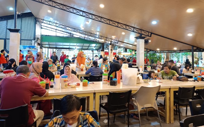Soto Ayam Lamongan CAK HAR Roni Frakta, 1. Soto Lamongan Cak Har, 2. Zangrandi Ice Cream, 3. Sate Klopo Ondomohen Bu Asih, 4. Sego Sambel Mak Yeye, 5. G-Walk, 6. Pakuwon Food Festival, 7. Rawon Setan – Embong Malang, 8. Bebek Sinjay – Ahmad Yani, 9. Rawon Kalkulator, 10. Rawon Pak Pangat Wonokromo, 11. Soto Ambengan Pak Sadi, 12. Soto Ayam Cak To Undaan Wetan, 13. Kepiting Cak Gundul 1992, 14. Tahu Campur H. ABD. Mahfud Asli Kalasan, 15. Spesial Belut Surabaya H. Poer, 16. Nasi Bebek Tugu Pahlawan Asli, 17. Warung Nasi Cumi-Cumi (Ibu Atun), 18. Sari Laut Kapasan, 19. Bebek Palupi, 20. Wakul Suroboyo, 22. Sentra Wisata Kuliner Deles, 23. Sentra Wisata Kuliner Dharmahusada, 24. Nasi Empal Pengampon, 25. Bakso Daging Sapi P.Sabar, 26. Michael TJ Gelato, 27. Wisata Kuliner Mulyorejo, 28. Lontong Balap Asli Pak Gendut (Pusat), 29. Gado – Gado Arjuna Pak Satumin, 30. Depot Nasi Campur Pojok Tambak Bayan, 31. Nasi Bebek Goreng Sayang Anak Cak Yudi (Pusat), 32. Rujak Cingur Achmad Jais, 33. Nasi Krawu mbuksu Hj sufayah darmo (khas gresik), 34. Tahu Tek Pak Kin, 35. Sate Karak Khas Ampel KSDP, 36. Sate Ayam Lisidu , 37. Nasi Goreng Jancuk | PrimeBiz Hotel Surabaya, 38. Pecel Semanggi, 39. Kuliner lontong kupang