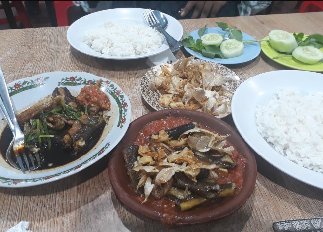 Spesial Belut Surabaya H. Poer Diamond Septiant, 1. Soto Lamongan Cak Har, 2. Zangrandi Ice Cream, 3. Sate Klopo Ondomohen Bu Asih, 4. Sego Sambel Mak Yeye, 5. G-Walk, 6. Pakuwon Food Festival, 7. Rawon Setan – Embong Malang, 8. Bebek Sinjay – Ahmad Yani, 9. Rawon Kalkulator, 10. Rawon Pak Pangat Wonokromo, 11. Soto Ambengan Pak Sadi, 12. Soto Ayam Cak To Undaan Wetan, 13. Kepiting Cak Gundul 1992, 14. Tahu Campur H. ABD. Mahfud Asli Kalasan, 15. Spesial Belut Surabaya H. Poer, 16. Nasi Bebek Tugu Pahlawan Asli, 17. Warung Nasi Cumi-Cumi (Ibu Atun), 18. Sari Laut Kapasan, 19. Bebek Palupi, 20. Wakul Suroboyo, 22. Sentra Wisata Kuliner Deles, 23. Sentra Wisata Kuliner Dharmahusada, 24. Nasi Empal Pengampon, 25. Bakso Daging Sapi P.Sabar, 26. Michael TJ Gelato, 27. Wisata Kuliner Mulyorejo, 28. Lontong Balap Asli Pak Gendut (Pusat), 29. Gado – Gado Arjuna Pak Satumin, 30. Depot Nasi Campur Pojok Tambak Bayan, 31. Nasi Bebek Goreng Sayang Anak Cak Yudi (Pusat), 32. Rujak Cingur Achmad Jais, 33. Nasi Krawu mbuksu Hj sufayah darmo (khas gresik), 34. Tahu Tek Pak Kin, 35. Sate Karak Khas Ampel KSDP, 36. Sate Ayam Lisidu , 37. Nasi Goreng Jancuk | PrimeBiz Hotel Surabaya, 38. Pecel Semanggi, 39. Kuliner lontong kupang