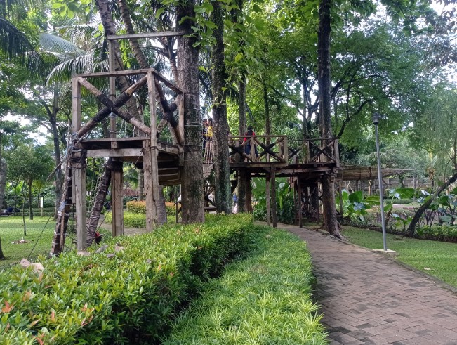 Taman Dadap Merah Toto Hermanto, 1. Taman Margasatwa Ragunan, 2. Tebet Eco Park, 3. Taman Menteng, 4. Kidzania Jakarta, 5. Museum Layang-layang Indonesia, 6. Playparq Kemang, 7. KidCity Transmart Cilandak, 8. Taman Langsat, 9. Taman Spathodea, 10. Hauwke’s Auto Gallery, 11. Setu Babakan, 12. Museum Basoeki Abdullah, 13. Pusat Primata Schmutzer Jakarta, 14. Taman Tabebuya, 15. Museum Satria Mandala, 16. Pondok Indah Water Park, 17. Museum di Tengah Kebun, 18. Taman Ayodia, 19. The Playground, 20. Komunitas Salihara, 21. Museum Harry Darsono, 22. Monumen Patung Dirgantara ‘Tugu Pancoran Tebet’, 23. Taman Literasi Martha Christina Tiahahu, 24. Taman Mataram, 25. Kampung Main Cipulir, 26. Hutan Kota Srengseng Sawah, 27. The Escape Hunt (Tutup), 28. Taman Sepat Pasar Minggu, 28. Taman Tangkuban Perahu, 30. PINISI EDUTAINMENT PARK, 31. Speedy Karting Pancoran (Tutup), 32. Taman Dadap Merah, 33. Flight Experience Gandaria (Tutup), 34. Belanja di Kota Kasablanka, 35. Pasar Santa, 36. Jimbaran Outdoor Tanah Abang, 37. Kemang Food Festival, 38. Rooftop Lucy in The Sky, 39. Taman Tanjung, 40. Museum Reksa Artha