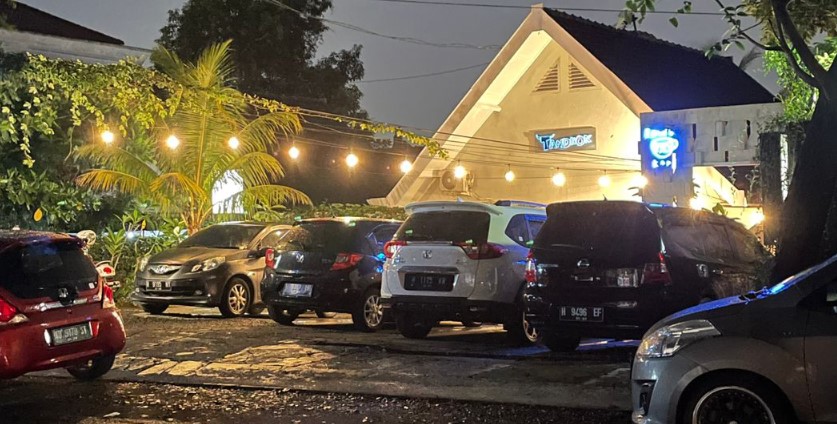 Tandhok Iga Bakar dan Kopi, 1. Lunpia Gang Lombok , 2. Tahu Gimbal HAJI EDY (sejak 1972), 3. Tahu Pong Gajah Mada Semarang, 4. Pisang Plenet “Pak Yuli”, 5. Bandeng Presto, 6. Kuliner Semarang Mie Ramor, 7. Wingko Babat Pak Moel, 8. Kuliner Semarang Es Puter Cong Lik , 9. Nasi Goreng Babat Pak Karmin Mberok Legendaris , 10. Mie Kopyok Pak Dhuwur, 11. Aneka Nasi Ayam Semarang, 12. Nasi Gandul Pak Memet, 13. Kuliner Semarang Soto Bangkong Pak Sholeh, 14. Wedangan Pak Mardi, 15. Bakso Kakap Pak Wahid, 16. Ayam &amp; Bebek Goreng “Sari Rasa” (Pak Thori), 17. Kuliner Semarang Sate Kalak by Grill On, 18. Gulai Kambing Bustaman Pak Sabar, 19. D’Cost Semarang , 20. Tandhok Iga Bakar dan Kopi, 21. Ayam Goreng Spesial Lombok Idjo, 22. Pasar Semawis aka Warung Semawis, 23. Angkringan Pak Gik Gajahmada, 24. Warung Makan Asem-Asem Koh Liem, 25. Angkringan Gaul Ampiran 3 Semarang, 26. Bakmi Jowo Pak Gareng, 27. Restoran Kampung Laut Semarang, 28. Pesta Keboen Restoran, 29. Soto Pak No Semarang, 30. Mangut Welut Warung Bu Nasima Semarang, 31. Gudeg Koyor Mbak Tum – Peterongan, 32. Nasi Goreng Babat Hengky, 33. Depot Sukses Semarang, 34. Gudeg Abimanyu Semarang, 35. Waroeng Steak &amp; Shake Semarang, 36. Nasi Goreng Babat Pak Taman, 37. Nasi Kebuli Djawas Semarang, 38. Waroeng Kaligarong, 39. Kue Lekker Paimo