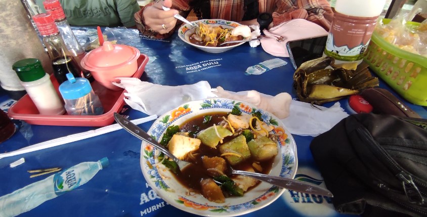 Tahu Campur H. ABD. Mahfud Asli Kalasan Firdy praditya Ferdiansyah (Piidit), 1. Soto Lamongan Cak Har, 2. Zangrandi Ice Cream, 3. Sate Klopo Ondomohen Bu Asih, 4. Sego Sambel Mak Yeye, 5. G-Walk, 6. Pakuwon Food Festival, 7. Rawon Setan – Embong Malang, 8. Bebek Sinjay – Ahmad Yani, 9. Rawon Kalkulator, 10. Rawon Pak Pangat Wonokromo, 11. Soto Ambengan Pak Sadi, 12. Soto Ayam Cak To Undaan Wetan, 13. Kepiting Cak Gundul 1992, 14. Tahu Campur H. ABD. Mahfud Asli Kalasan, 15. Spesial Belut Surabaya H. Poer, 16. Nasi Bebek Tugu Pahlawan Asli, 17. Warung Nasi Cumi-Cumi (Ibu Atun), 18. Sari Laut Kapasan, 19. Bebek Palupi, 20. Wakul Suroboyo, 22. Sentra Wisata Kuliner Deles, 23. Sentra Wisata Kuliner Dharmahusada, 24. Nasi Empal Pengampon, 25. Bakso Daging Sapi P.Sabar, 26. Michael TJ Gelato, 27. Wisata Kuliner Mulyorejo, 28. Lontong Balap Asli Pak Gendut (Pusat), 29. Gado – Gado Arjuna Pak Satumin, 30. Depot Nasi Campur Pojok Tambak Bayan, 31. Nasi Bebek Goreng Sayang Anak Cak Yudi (Pusat), 32. Rujak Cingur Achmad Jais, 33. Nasi Krawu mbuksu Hj sufayah darmo (khas gresik), 34. Tahu Tek Pak Kin, 35. Sate Karak Khas Ampel KSDP, 36. Sate Ayam Lisidu , 37. Nasi Goreng Jancuk | PrimeBiz Hotel Surabaya, 38. Pecel Semanggi, 39. Kuliner lontong kupang