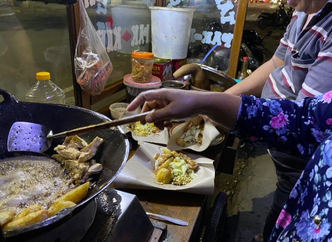 Tahu Tek Pak Kin Fizky Pramuditya, 1. Soto Lamongan Cak Har, 2. Zangrandi Ice Cream, 3. Sate Klopo Ondomohen Bu Asih, 4. Sego Sambel Mak Yeye, 5. G-Walk, 6. Pakuwon Food Festival, 7. Rawon Setan – Embong Malang, 8. Bebek Sinjay – Ahmad Yani, 9. Rawon Kalkulator, 10. Rawon Pak Pangat Wonokromo, 11. Soto Ambengan Pak Sadi, 12. Soto Ayam Cak To Undaan Wetan, 13. Kepiting Cak Gundul 1992, 14. Tahu Campur H. ABD. Mahfud Asli Kalasan, 15. Spesial Belut Surabaya H. Poer, 16. Nasi Bebek Tugu Pahlawan Asli, 17. Warung Nasi Cumi-Cumi (Ibu Atun), 18. Sari Laut Kapasan, 19. Bebek Palupi, 20. Wakul Suroboyo, 22. Sentra Wisata Kuliner Deles, 23. Sentra Wisata Kuliner Dharmahusada, 24. Nasi Empal Pengampon, 25. Bakso Daging Sapi P.Sabar, 26. Michael TJ Gelato, 27. Wisata Kuliner Mulyorejo, 28. Lontong Balap Asli Pak Gendut (Pusat), 29. Gado – Gado Arjuna Pak Satumin, 30. Depot Nasi Campur Pojok Tambak Bayan, 31. Nasi Bebek Goreng Sayang Anak Cak Yudi (Pusat), 32. Rujak Cingur Achmad Jais, 33. Nasi Krawu mbuksu Hj sufayah darmo (khas gresik), 34. Tahu Tek Pak Kin, 35. Sate Karak Khas Ampel KSDP, 36. Sate Ayam Lisidu , 37. Nasi Goreng Jancuk | PrimeBiz Hotel Surabaya, 38. Pecel Semanggi, 39. Kuliner lontong kupang