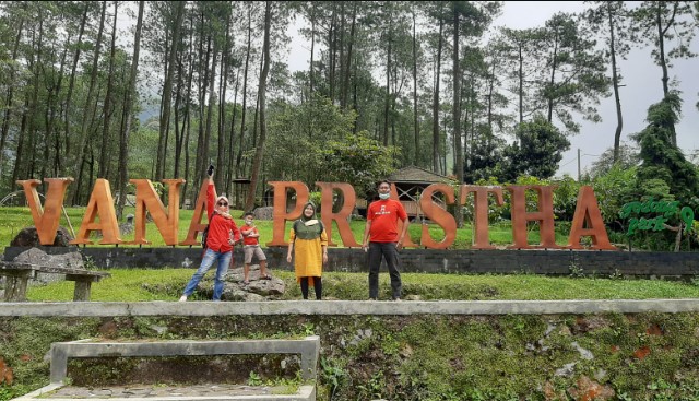 Vanaprastha Gedong Songo Park Perhutani Anis Irma, 1. Candi Gedong Songo, 2. New Bandungan Indah Waterpark and Family Resort, 3. Umbul Sidomukti, 4. Pondok Kopi Sidomukti, 5. Alun-alun Bandungan, 6. Vanaprastha Gedong Songo Park Perhutani, 7. Mawar CampGround, 8. Little Ranch, 9. Pasar Kembang Bandungan, 10. Gedong Pass, 11. King Garden Bandungan, 12. Legok Madu, 13. Taman Bunga Celosia, 14. I’AMpelgading Homeland, 15. Setiya Aji Flower Farm, 16. Ayana Gedong Songo, 17. Wisata Kampung Krisan Clapar, 18. Taman Bunga Gedong Songo, 19. Rumah Hobbit Ngasem Park, 20. Wisata Tandem Paralayang, 21. Susan Spa & Resort, 22. Pemancingan Bandungan, 23. Karaoke Bandungan, 24. Istana Kuliner – Wisata Kuliner Bandungan