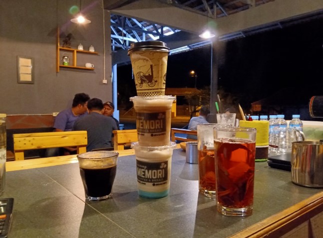 WARUNG MEMORI Bhirawa Anoraga, 1. Cangkruan Onokabeh, 2. Coffee Oyiend, 3. Dapur Kurasa, 4. Tjingkir Songo, 5. Warung Alas Pinus, 6. Gartenhütte Kaffee und Aussicht, 7. Jungle Cafe, 8. LA VERDE CAFE, 9. Bustan Allaca, 10. Warung Kadutan, 12. KEDAI PIECU, 13. Cafe Sabin, 14. Sehati Cafe, 15. KEDAI KENANGA Trawas, 16. Elok Cafe, 17. Warung Coffee Oyie’nd, 18. Delta Cafe (Tutup), 19. Sunrise Cafe Trawas, 20. Teras Treteh, 21. D, Caffee, 22. WARUNG MEMORI, 23. Warkop Trawas, 24. BACoffee (BumiAngkerCoffee), 25. Gartenhütte. Kaffee und Aussicht, 26. Alas Trawas by Santoso Group (REAL), 27. Dimensi Kopi, 28. SBC ( Sawah Bar Cafe ), 29. Griya Cafe Trawas, 30. Paido Trawas