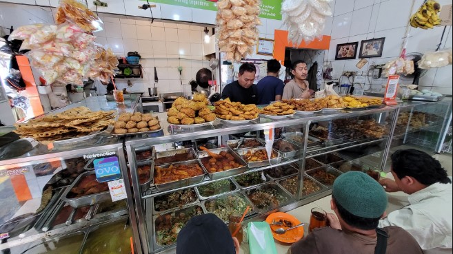 Warteg Warmo Suryadi Hertanto, 1. Bebek Kaleyo, 2. Bubur Ayam Barito, 3. Warung MJS, 4. Warteg Warmo, 5. Seafood 68 Santa, 6. Ikan Bakar Cianjur, 7. Plataran Dharmawangsa, 8. Ketoprak Ciragil &amp; Baso, Siomay Jhony, 9. Abunawas Restaurant – Kemang, 10. Mie Ayam Bakso Yunus, 11. Soto Betawi Haji Husen, 12. Roti Bakar Eddy Blok M, 13. Nasi Goreng Kebuli Apjay, 14. Sate Sambas, 15. Soto Kudus Blok M, 16. Bakso Boedjangan, 17. Gultik Blok M Plaza Pak Agus Budi, 18. Sop Kaki Kambing Bang Anen, 19. Dia.Lo.Gue, 20. Soto Ayam Ambengan Pak Sadi Asli, 21. Lele Crispy, 22. Restoran Garuda (Padang Cuisine), 23. Sarang Oci Restoran Manado, 24. Waroeng Aceh Kemang, 25. Warung Nagih, 26. Bebek Malio, 27. Namaaz Dining, 28. Daun Muda Soulfood, 29. Smarapura Traditional Resto, 30. Omah Pincuk, 31. Sop Buntut Ibu Samino, 32. Bakso Gondrong, 33. Seafood 45, 34. Nasi Goreng Warung Bhakti, 35. Nasi Uduk Ayam Goreng Kampung Melayu, 36. Coto Makassar Ampera Daeng Memang, 37. Sate Ayam dan Kambing RSPP H. Romli, 38. The Brotherhood, 39. Sophie Authentique, 40. Iga Bagus, 41. Ayam Bakar Win Net, 42. HaloNiko, 43. Nasi Goreng Muncul Malam, 44. Nasi Goreng Warna Warni Ijo Thole, 45. Nasi Goreng Kebuli Bom Bom, 46. Sate Ayam Barokah Khas Madura, 47. Angkringan Blok M Square, 48. Warung Nasi Uduk Betawi H. Satiri, 49. Nasi Ulam &amp; Nasi Uduk Ibu Yoyo, 50. Warung Pedes, 51. Warung Berkah Ibu Mudo Ayu, 52. Pocut Dara Pancoran