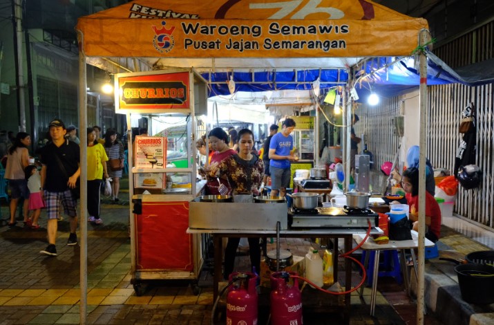 Warung Semawis Tony Loman, 1. Lunpia Gang Lombok , 2. Tahu Gimbal HAJI EDY (sejak 1972), 3. Tahu Pong Gajah Mada Semarang, 4. Pisang Plenet “Pak Yuli”, 5. Bandeng Presto, 6. Kuliner Semarang Mie Ramor, 7. Wingko Babat Pak Moel, 8. Kuliner Semarang Es Puter Cong Lik , 9. Nasi Goreng Babat Pak Karmin Mberok Legendaris , 10. Mie Kopyok Pak Dhuwur, 11. Aneka Nasi Ayam Semarang, 12. Nasi Gandul Pak Memet, 13. Kuliner Semarang Soto Bangkong Pak Sholeh, 14. Wedangan Pak Mardi, 15. Bakso Kakap Pak Wahid, 16. Ayam &amp; Bebek Goreng “Sari Rasa” (Pak Thori), 17. Kuliner Semarang Sate Kalak by Grill On, 18. Gulai Kambing Bustaman Pak Sabar, 19. D’Cost Semarang , 20. Tandhok Iga Bakar dan Kopi, 21. Ayam Goreng Spesial Lombok Idjo, 22. Pasar Semawis aka Warung Semawis, 23. Angkringan Pak Gik Gajahmada, 24. Warung Makan Asem-Asem Koh Liem, 25. Angkringan Gaul Ampiran 3 Semarang, 26. Bakmi Jowo Pak Gareng, 27. Restoran Kampung Laut Semarang, 28. Pesta Keboen Restoran, 29. Soto Pak No Semarang, 30. Mangut Welut Warung Bu Nasima Semarang, 31. Gudeg Koyor Mbak Tum – Peterongan, 32. Nasi Goreng Babat Hengky, 33. Depot Sukses Semarang, 34. Gudeg Abimanyu Semarang, 35. Waroeng Steak &amp; Shake Semarang, 36. Nasi Goreng Babat Pak Taman, 37. Nasi Kebuli Djawas Semarang, 38. Waroeng Kaligarong, 39. Kue Lekker Paimo
