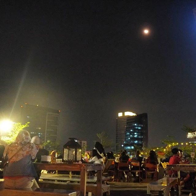 Waroeng Roofless via Viralzen, 1. Bruno Cafe in The Park, 2. Canary Coffee Shop, 3. Waroeng Roofless —> WARKOP SENDJAYA, 4. Suwe Ora Jamu, 5. Brown Fox Waffle & Coffee, 6. HaloNiko! Mini, 7. Pejaten Huis Coffee, 8. KopiBar Pejaten Barat, 9. Ruang Setara, 10. KOCIL Specialty Coffee Sunday Market, 11. Neo Milk Bar (Tutup Permanen), 12. Andakar, 13. Kozi Lab, 14. Gordi HQ, 15. Seulawah Coffee