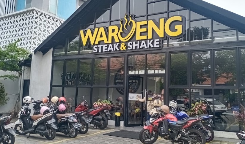 Waroeng Steak Imam Bonjol Semarang Aria Furisan, 1. Lunpia Gang Lombok , 2. Tahu Gimbal HAJI EDY (sejak 1972), 3. Tahu Pong Gajah Mada Semarang, 4. Pisang Plenet “Pak Yuli”, 5. Bandeng Presto, 6. Kuliner Semarang Mie Ramor, 7. Wingko Babat Pak Moel, 8. Kuliner Semarang Es Puter Cong Lik , 9. Nasi Goreng Babat Pak Karmin Mberok Legendaris , 10. Mie Kopyok Pak Dhuwur, 11. Aneka Nasi Ayam Semarang, 12. Nasi Gandul Pak Memet, 13. Kuliner Semarang Soto Bangkong Pak Sholeh, 14. Wedangan Pak Mardi, 15. Bakso Kakap Pak Wahid, 16. Ayam &amp; Bebek Goreng “Sari Rasa” (Pak Thori), 17. Kuliner Semarang Sate Kalak by Grill On, 18. Gulai Kambing Bustaman Pak Sabar, 19. D’Cost Semarang , 20. Tandhok Iga Bakar dan Kopi, 21. Ayam Goreng Spesial Lombok Idjo, 22. Pasar Semawis aka Warung Semawis, 23. Angkringan Pak Gik Gajahmada, 24. Warung Makan Asem-Asem Koh Liem, 25. Angkringan Gaul Ampiran 3 Semarang, 26. Bakmi Jowo Pak Gareng, 27. Restoran Kampung Laut Semarang, 28. Pesta Keboen Restoran, 29. Soto Pak No Semarang, 30. Mangut Welut Warung Bu Nasima Semarang, 31. Gudeg Koyor Mbak Tum – Peterongan, 32. Nasi Goreng Babat Hengky, 33. Depot Sukses Semarang, 34. Gudeg Abimanyu Semarang, 35. Waroeng Steak &amp; Shake Semarang, 36. Nasi Goreng Babat Pak Taman, 37. Nasi Kebuli Djawas Semarang, 38. Waroeng Kaligarong, 39. Kue Lekker Paimo