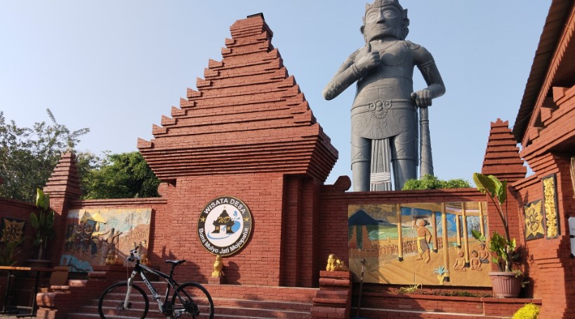 Wisata Desa BMJ Mojopahit mugowasono, 1. Wisata Sawah Sumber Gempong, 2. Bernah De Vallei, 3. Waterland Mojokerto, 4. Candi Bajang Ratu, 5. Candi Brahu, 6. Candi Tikus, 7. Candi Wringin Lawang, 8. Kolam Segaran, 9. Museum Trowulan, 10. Mahavihara Majapahit, 11. Patung Buddha Tidur, 12. Pendopo Agung Trowulan, 13. Air Terjun Coban Canggu, 14. Air Terjun Dlundung Mojokerto, 15. Pacet Mini Park Mojokerto, 16. Joglo Park Mojokerto, 17. Candi Jolotundo, 18. Klurak Eco Park, 19. Puncak Bayangan Gunung Penanggungan, 20. Pemandian Air Panas Padusan, 21. Air Terjun Grenjengan, 22. Api Abadi Mojokerto, 23. Bukit Watu Jengger, 24. Claket Adventure Park, 25. Air Terjun 7 Bidadari, 26. Pacet Hill, 27. Air Terjun Duyung Trawas Hill, 28. Fresh Green Trawas, 29. PPLH Seloliman Trawas, 30. Obech Rafting Pacet, 31. Sumber Wuluh, 32. Air Terjun Watu Ondo, 33. Alun-alun Mojokerto, 34. Wisata Desa BMJ Mojopahit, 35. Wisata Bukit Kayoe putih, 36. Taman Semeru, 37. Ranu Manduro, 38. Wisata Waduk Tanjungan, 39. Taman Kehati, 40. Reco Banteng Hayam Wuruk, 41. Benteng Taman, 42. Air Terjun Watu Gedhek, 43. Coban Talun, 44. Wisata Sumber Dhuwur Sidorejo, 45. Rainbow Garden Poetoek Soeko, 46. MOLAGAR, 47. WET SENDI 2, 48. Situs Siti Inggil, 49. Balai Pelestarian Cagar Budaya, 50. Wanawisata Dlundung, 51. Candi Kesiman, 52. Candi Bangkal, 53. Museum Sanggar Gubug Wayang, 54. Air Terjun Surodadu, 55. Petik Strawberry Padusan, 56. Gua gembyang, 57. Candi Jedong, 58. Air Terjun Watu Lumpang, 59. Situs Reco Lanang, 60. Pemandian Ubalan, 61. Makam Troloyo