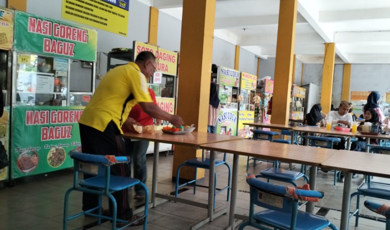 Wisata Kuliner Mulyorejo Risma Ayu, 1. Soto Lamongan Cak Har, 2. Zangrandi Ice Cream, 3. Sate Klopo Ondomohen Bu Asih, 4. Sego Sambel Mak Yeye, 5. G-Walk, 6. Pakuwon Food Festival, 7. Rawon Setan – Embong Malang, 8. Bebek Sinjay – Ahmad Yani, 9. Rawon Kalkulator, 10. Rawon Pak Pangat Wonokromo, 11. Soto Ambengan Pak Sadi, 12. Soto Ayam Cak To Undaan Wetan, 13. Kepiting Cak Gundul 1992, 14. Tahu Campur H. ABD. Mahfud Asli Kalasan, 15. Spesial Belut Surabaya H. Poer, 16. Nasi Bebek Tugu Pahlawan Asli, 17. Warung Nasi Cumi-Cumi (Ibu Atun), 18. Sari Laut Kapasan, 19. Bebek Palupi, 20. Wakul Suroboyo, 22. Sentra Wisata Kuliner Deles, 23. Sentra Wisata Kuliner Dharmahusada, 24. Nasi Empal Pengampon, 25. Bakso Daging Sapi P.Sabar, 26. Michael TJ Gelato, 27. Wisata Kuliner Mulyorejo, 28. Lontong Balap Asli Pak Gendut (Pusat), 29. Gado – Gado Arjuna Pak Satumin, 30. Depot Nasi Campur Pojok Tambak Bayan, 31. Nasi Bebek Goreng Sayang Anak Cak Yudi (Pusat), 32. Rujak Cingur Achmad Jais, 33. Nasi Krawu mbuksu Hj sufayah darmo (khas gresik), 34. Tahu Tek Pak Kin, 35. Sate Karak Khas Ampel KSDP, 36. Sate Ayam Lisidu , 37. Nasi Goreng Jancuk | PrimeBiz Hotel Surabaya, 38. Pecel Semanggi, 39. Kuliner lontong kupang