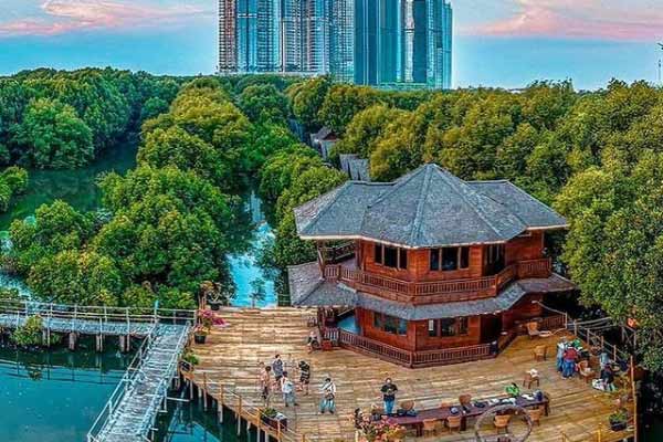 Wisata Mangrove Jakarta via Instagram.com @hasymi_hamid, 1. Monumen Nasional (Tugu Monas), 2. Taman Mini Indonesia Indah (TMII), 3. Tebet Eco Park, 4. Taman Impian Jaya Ancol, 5. Dufan (Dunia Fantasi), 6. Taman Margasatwa Ragunan, 7. Pulau Tidung, 8. Ocean Ecopark, 9. Atlantis Water Adventure, 10. Pulau Bidadari, 11. Tribeca Park, 12. Pasar Seni, 13. Jembatan Kota Intan, 14. Museum Sejarah Jakarta, 15. Museum Bank Indonesia, 16. Ice Skating di Sky Rink, 17. KidZania Jakarta, 18. Kota Tua Jakarta, 19. Grand Indonesia Mall, 20. Masjid Istiqlal, 21. Gereja Katedral Jakarta, 22. Pasar Taman Puring, 23. Taman Suropati Jakarta, 24. Museum Nasional, 25. Pasar Tanah Abang, 26. Pecinan Glodok Jakarta, 27. Sea World Indonesia, 28. Setu Babakan Jakarta, 29. Wisata Mangrove Jakarta, 30. Taman Ayodia, 31. Taman Hutan Kota Penjaringan, 32. Cibugary Farm – Wisata Edukasi Cibugary, 33. Hauwke’s Auto Gallery Kayak Museum Angkut di Malang, 34. Pondok Indah Water Park, 35. The Escape Hunt (Tutup Permanen), 36. Kemang Food Festival (Tutup), 37. Taman Kepulauan Seribu, 38. Wisata Pendidikan Pinisi, 39. Flight Experience Gandaria (Tutup Permanen), 40. Tamasya di Taman Tabebuya, 41. Museum Satria Mandala, 42. Liburan ke Museum di Tengah Kebun, 43. Kampung Main Cipulir, 44. Taman Situ Lembang, 45. Taman Ismail Marzuki, 46. Museum Joang ‘45, 47. Freedom Library (Tutup Permanen), 48. Galeri Indonesia Kaya, 49. Taman Menteng, 50. Museum Macan, 51. Museum Wayang, 52. Klenteng Jin De Yuan, 53. Museum Tekstil, 54. Rumah Si Pitung, 55. Pantai Marunda, 56. Waterbom PIK (Tutup Permanen), 57. Alive Museum Jakarta, 58. Museum Bahari, 59. Pulau Semak Daun, 60. Pulau Pramuka, 61. Pulau Kelapa, 62. Bricks 4 Kidz, 63. Museum Perangko Indonesia, 64. Taman Agrowisata Cilangkap