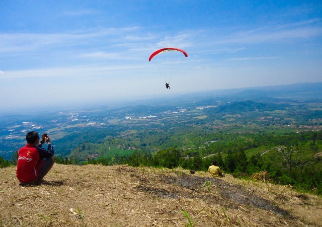 Wisata Tandem Paralayang Rufan Beethoven, 1. Candi Gedong Songo, 2. New Bandungan Indah Waterpark and Family Resort, 3. Umbul Sidomukti, 4. Pondok Kopi Sidomukti, 5. Alun-alun Bandungan, 6. Vanaprastha Gedong Songo Park Perhutani, 7. Mawar CampGround, 8. Little Ranch, 9. Pasar Kembang Bandungan, 10. Gedong Pass, 11. King Garden Bandungan, 12. Legok Madu, 13. Taman Bunga Celosia, 14. I’AMpelgading Homeland, 15. Setiya Aji Flower Farm, 16. Ayana Gedong Songo, 17. Wisata Kampung Krisan Clapar, 18. Taman Bunga Gedong Songo, 19. Rumah Hobbit Ngasem Park, 20. Wisata Tandem Paralayang, 21. Susan Spa & Resort, 22. Pemancingan Bandungan, 23. Karaoke Bandungan, 24. Istana Kuliner – Wisata Kuliner Bandungan