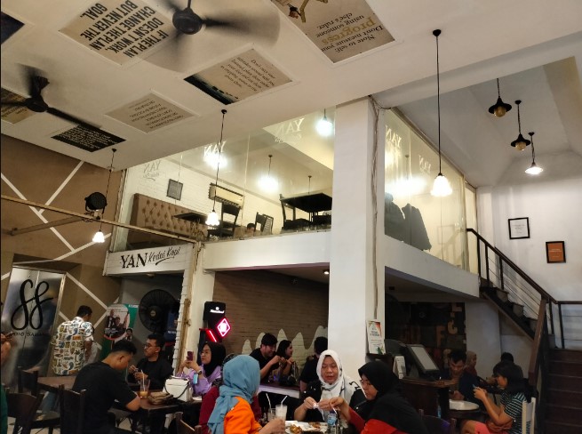 Yan Kedai Kopi Diyah Deviyanti, 1. Bakoel Koffie Cikini, 2. Lucky Cat Coffee & Kitchen, 3. Anomali Coffee – Senopati, 4. Walking Drums, 5. Monolog Coffee Company Plaza Senayan, 6. Giyanti Coffee Roastery, 7. First Crack Coffee, 8. Saudagar Kopi Sabang, 9. 1/15 Coffee, 10. Journey Coffee, 11. Dua Coffee Shop, 12. Six Ounces Coffee, 13. Yan Kedai Kopi, 14. Tanatap Coffee Ampera, 15. Kopi Kalyan, 16. ST ALi Jakarta, 17. Djournal Coffee, 18. Gordi HQ, 19. Shoot Me In The Head Coffee Bar and Roastery, 20. Goffee Jakarta, 21. Upstairs Coffee Signature, 22. Crematology, 23. Chief Coffee Jakarta, 24. Fillmore Coffee, 25. Nitro Coffee, 26. Kopi Manyar, 27. Pigeonhole Coffee, 28. Titik Temu Coffee, 29. Trafique Coffee, 30. Say Something Coffee, 31. 7 Speed Coffee, 32. OMBÉ KOFIE, 33. CLIQ Coffee & Kitchen (Jakarta Selatan), 34. Guten Morgen Coffee Lab, 35. Koultoura Coffee, 36. LIMA Chocolate, 37. Jakarta Coffee House (JCH), 38. Woodpecker Coffee