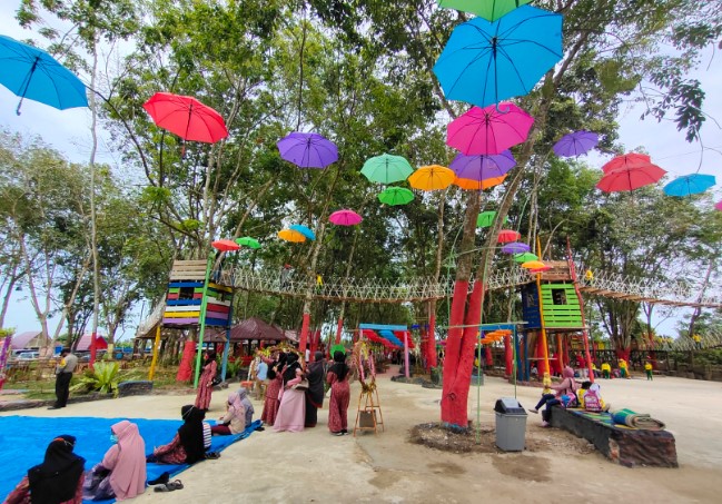 Agro Wisata Pelangi Firman Firdaus, 1. Istana Siak, 2. ASIA FARM HAYDAY¹, 3. Pantai Cinta, Teluk Jering Tambang, 4. Kasang Kulim Zoo, 5. Citraland Waterpark, 6. Taman Kota Pekanbaru, 7. Wisata Danau Raja Rengat, 8. Bukit Ulu Kasok, 9. Bandar Bakau Dumai, 10. Labersa Water Park Riau Fantasi, 11. Pantai Selat Baru, 12. Candi Muara Takus, 13. Taman Rekreasi Alam Mayang Pekanbaru, 14. Lapangan Pasir Bengkalis, 15. Pantai Tanjung Medang, Teluk Rhu Rupat, 16. Pantai Tenggayun, 17. Pantai Marina, 18. Danau Rusa Kampar, 19. Wisata Hutan Pinus Cadika, 20. Wisata Bono, Berselancar di Sungai Kampar, 21. Perpustakaan Soeman H.S, 22. Taman Wisata Alam Koboko, 23. Air Terjun TEMBULUN Kinutan, 24. Agro Wisata Pelangi, 25. KAMPOENG RABBIT’S KULIM, 26. Museum Sang Nila Utama Pekanbaru, 27. Desa Okura Pekanbaru, 28. Pantai Sepahat, 29. Taman Hutan Raya Sultan Syarif Kasim, 30. Taman Andam Dewi, 31. Rumah Lontik, 32. Kawah Biru, 33. Pulau Jemur, 34. Air Terjun Pangkalan Kapas, 35. Air Terjun Panisan, 36. Pulau Beting Aceh, 37. Hutan Mangrove Sebauk, 39. Jembatan Water Front City Bangkinang, 39. Masjid Raya An-Nur Provinsi Riau