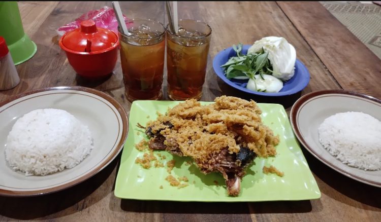 Ayam &amp; Bebek Goreng Pak Pono, 1. KEDAI MATMOEN, 3. Bamboo Arum Restaurant, 4. Soto Segeer Mbok Giyem, 5. Waroeng Iga Pak Wid, 6. Spesial Sambal SS Heritage, 7. Ini Baru Rajanya Steak, 8. Warung Soto Seger Hj. Fatimah, 9. Star Steak Boyolali, 10. Waroeng Wepede, 11. Ayam Penyet Suroboyo, 12. Kedai Mujur’s, 13. Mager Resto, 14. Rumah Makan Mina Tlatar Indah, 15. Warung Penyet Rejosari, 16. Ayam &amp; Bebek Goreng Pak Pono, 17. Warung Pak Pinggir Pengging, 18. Nasgor 212 Boyolali, 19. Soto Ndelik Boyolali, 20. RM Soto Rumput Khas Boyolali, 21. Omah belvan, 22. Kedai Wangsa, 23. Bebek Goreng Pak Gemboel, 24. Rumah Makan “Simo Chicken”, 25. Kedai Ayam Goreng Kremes Bu Nani, 26. Gapura Cafe &amp; Resto, 27. Kuliner Bu Yoso, 28. Yoko Ramen, 29. Deselokaton