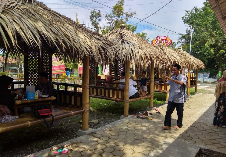 Ayam Geprek SaKo Fachry Najih, 1. Rumah Makan Rahayu, 2. Warung Ndeso Sarwo Eco, 3. Warung Makan Pink, 4. RM Cipto Roso Spesial Sop Balungan, 5. Warung Makan Ayam Bakar Salju, 6. Warung Makan Babe, 7. Ayam Goreng – Ayam Bakar Mbak Tari, 8. Soto Kerbau Bu Saki, 9. Ayam Geprek SaKo, 10. Smartresto, 11. Cheese and Steak, 12. RUMAH MAKAN WARISAN IBOE MBAK UTAMI, 13. RUMAH MAKAN PADANG GANEFO 10, 14. WM. Mas Kus Nasi Goreng, 15. Warung Steak Demak, 16. MR. BOY RESTO AND CAFE, 17. RM Kalijaga, 18. Warung Makan Blambangan, 19. RM Buyung Jaya, 20. Griya Dahar Safira, 21. Rumah Makan Pak H. ISMUN 3, 22. Reinz Cafe &amp; Resto, 23. RM. Ilat Jowo, 24. Sate Kambing &amp; Gule Bu Hj. Kholil, 25. Falia Resto