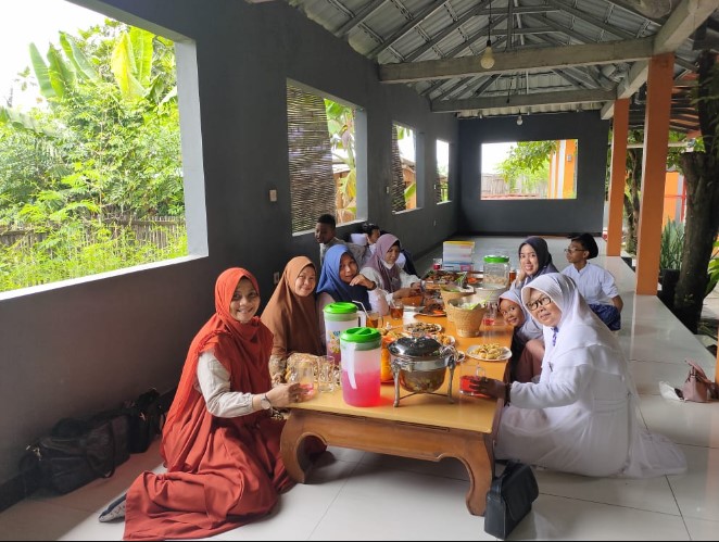 Ayam Goreng - Ayam Bakar Mbak Tari, 1. Rumah Makan Rahayu, 2. Warung Ndeso Sarwo Eco, 3. Warung Makan Pink, 4. RM Cipto Roso Spesial Sop Balungan, 5. Warung Makan Ayam Bakar Salju, 6. Warung Makan Babe, 7. Ayam Goreng – Ayam Bakar Mbak Tari, 8. Soto Kerbau Bu Saki, 9. Ayam Geprek SaKo, 10. Smartresto, 11. Cheese and Steak, 12. RUMAH MAKAN WARISAN IBOE MBAK UTAMI, 13. RUMAH MAKAN PADANG GANEFO 10, 14. WM. Mas Kus Nasi Goreng, 15. Warung Steak Demak, 16. MR. BOY RESTO AND CAFE, 17. RM Kalijaga, 18. Warung Makan Blambangan, 19. RM Buyung Jaya, 20. Griya Dahar Safira, 21. Rumah Makan Pak H. ISMUN 3, 22. Reinz Cafe &amp; Resto, 23. RM. Ilat Jowo, 24. Sate Kambing &amp; Gule Bu Hj. Kholil, 25. Falia Resto