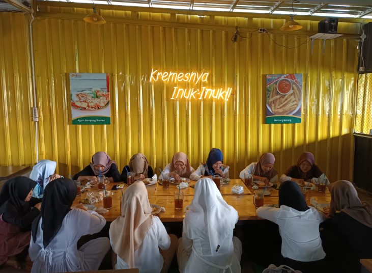Ayam Kremes Purwodadi, 1. RM Serba Sambal Grobogan, 2. Danau Resto Purwodadi, 3. Rumah Makan Soybean Resto, 4. Rumah Makan Sambung Roso, 5. RM Raharjo Garang Asem, 6. Rm. Gubug Istana II, 7. Rumah Makan Ratna Arga Tirta, 8. Rumah Makan Lesehan Mbak Kar, 9. R.M. Sedep Yanto Ganjar Becek &amp; Sate Kerbau, 10. RM Noroyono Pak Djamin, 11. Pusat Kuliner Purwodadi, 12. Cafe &amp; Resto Pring Ndeso, 13. Dapoer Emak Purwodadi, 14. D’Lans Resto, 15. DEJAVU RESTO &amp; CAFE, 16. Pelangi Resto &amp; Cafe Purwodadi, 17. Warung Makan Ocha, 18. Rumah Makan MBAK SRI JAGO MUDA, 19. Rumah Makan Padang Simpang Mawar, 20. Warung Makan Ibu Hj. Kadri, 21. SUKA RASA RESTO, 22. Ayam Kremes Purwodadi, 23. Waroeng Soto Noroyono, 24. Warung Mbah Sum, 25. Babalu Crab, 26. Omah Angkringan, 27. Warung Makan Mbak Ping