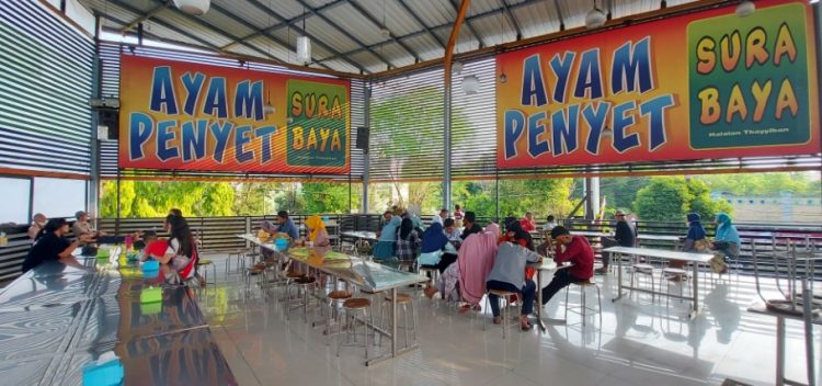 Ayam Penyet Suroboyo, 1. KEDAI MATMOEN, 3. Bamboo Arum Restaurant, 4. Soto Segeer Mbok Giyem, 5. Waroeng Iga Pak Wid, 6. Spesial Sambal SS Heritage, 7. Ini Baru Rajanya Steak, 8. Warung Soto Seger Hj. Fatimah, 9. Star Steak Boyolali, 10. Waroeng Wepede, 11. Ayam Penyet Suroboyo, 12. Kedai Mujur’s, 13. Mager Resto, 14. Rumah Makan Mina Tlatar Indah, 15. Warung Penyet Rejosari, 16. Ayam &amp; Bebek Goreng Pak Pono, 17. Warung Pak Pinggir Pengging, 18. Nasgor 212 Boyolali, 19. Soto Ndelik Boyolali, 20. RM Soto Rumput Khas Boyolali, 21. Omah belvan, 22. Kedai Wangsa, 23. Bebek Goreng Pak Gemboel, 24. Rumah Makan “Simo Chicken”, 25. Kedai Ayam Goreng Kremes Bu Nani, 26. Gapura Cafe &amp; Resto, 27. Kuliner Bu Yoso, 28. Yoko Ramen, 29. Deselokaton