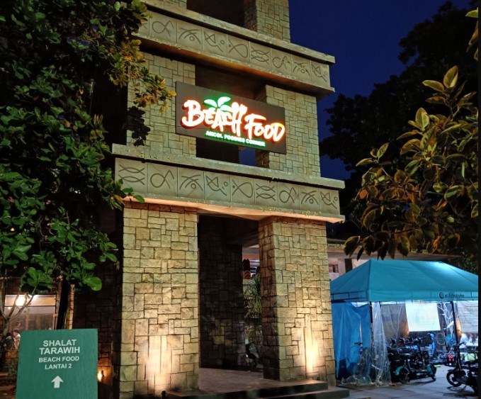 BEACHFOOD ANCOL Swardi Sibarani, 1. Ombak Tepi Laut, 2. Marina Kitchen, 3. Jimbaran Resto, 4. Talaga Sampireun (Tutup), 5. Le Bridge, 6. Segarra Ancol (Tutup), 7. Bandar Djakarta, 8. Seaside Suki (Tutup Permanen), 9. Nelayan Seafood Restaurant (Tutup), 10. Gubug Makan Mang Engking Ancol, 11. The Pier Bay Kalaha, 12. Teratai Restaurant- Discovery Hotel (Tutup), 13. A&amp;W Ancol, 14. Nyiur Resto, 15. Oceanic Seabreeze (Tutup), 16. Saung Layaran, 17. 33 Degress Rooftop Lounge And Bar, 18. Ayam Tepi Laut, 19. Columbus Cafe, 20. BEACHFOOD ANCOL, 21. Sunda Kelapa Seafood