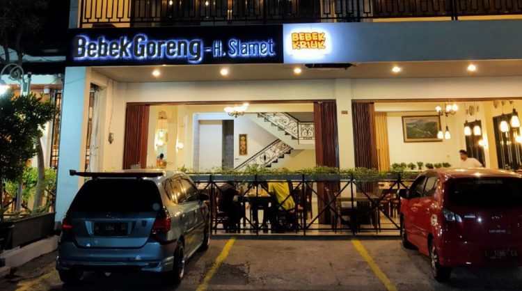 Bebek Goreng H Slamet via Konco Kuliner, 1. Ikan Bakar Cianjur, 2. Bebek Goreng H Slamet, 3. Ayam Goreng Gringging Lombok, 4. Lesehan Joyo , 5. Warung Apung Rahmawati , 6. Mie Kober Ponti Sidoarjo, 7. Jank Jank Wings , 8. Qen-di Garden Resto, 9. Iga Bakar dan Steak Sidoarjo , 10. Warung Oemik Ika Ganjarane Hidayah, 11. Kupang Lontong Pak Misari , 12. Warung Leko Sidoarjo , 13. Warung Makan Murah Prasmanan Ny Indra, 14. Depok Langgeng Langgeng Sidoarjo , 15. CEKER LAPINDHO ASLI (ALUN-ALUN SIDOARJO), 16. Rawon Gajah Mada , 17. The Crabbys Sidoarjo , 18. Jon’s Cafe and Coffee , 19. Heritage Of Handayani, 20. Cocari Sidoarjo, 21. C&amp;C Spesial Iga Sapi Bakar , 22. Kedai Pakcik Abin, 23. Sop Kikil Pak Madekan, 24. Warung Handayani