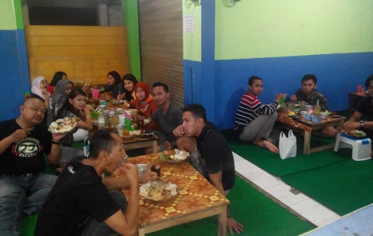 Bebek Goreng Pak Gemboel, 1. KEDAI MATMOEN, 3. Bamboo Arum Restaurant, 4. Soto Segeer Mbok Giyem, 5. Waroeng Iga Pak Wid, 6. Spesial Sambal SS Heritage, 7. Ini Baru Rajanya Steak, 8. Warung Soto Seger Hj. Fatimah, 9. Star Steak Boyolali, 10. Waroeng Wepede, 11. Ayam Penyet Suroboyo, 12. Kedai Mujur’s, 13. Mager Resto, 14. Rumah Makan Mina Tlatar Indah, 15. Warung Penyet Rejosari, 16. Ayam &amp; Bebek Goreng Pak Pono, 17. Warung Pak Pinggir Pengging, 18. Nasgor 212 Boyolali, 19. Soto Ndelik Boyolali, 20. RM Soto Rumput Khas Boyolali, 21. Omah belvan, 22. Kedai Wangsa, 23. Bebek Goreng Pak Gemboel, 24. Rumah Makan “Simo Chicken”, 25. Kedai Ayam Goreng Kremes Bu Nani, 26. Gapura Cafe &amp; Resto, 27. Kuliner Bu Yoso, 28. Yoko Ramen, 29. Deselokaton