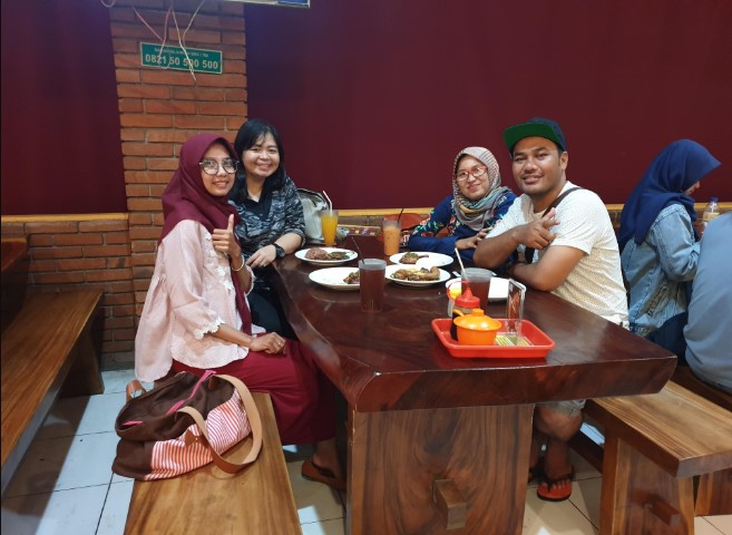 Bebek Kaleyo Karawang Razx, 1. Rumah Makan Khas Sunda Cibiuk, 2. Bebek Kaleyo, 3. Sindang Reret Restaurant, 4. Mie XP, 5. Restoran &amp; Pemancingan Mang Ajo, 6. Restaurant Lebak Sari Indah, 7. Rumah Makan Indo Alam Sari, 8. Pepes Walahar H. Dirja, 9. SHSD Sambel Hejo Sambel Dadak, 10. Ayam Bakar Celup Mang Rojak, 11. Restoran Alam Ceria, 12. Soto Tangkar Nang Nean, 13. Rumah Makan Pawon Sae, 14. Telaga Traditional Resto, 15. Rumah Makan Soto Gempol Karawang, 16. Ratu Penyet, 17. Seafood Kiloan Ala Teh Empop, 18. RAJA SORABI HIJAU, 19. Bebek dan Ayam Goreng Pak Ndut, 20. Rumah makan saung kabogoh, 21. RM Dukuh, 22. RM. Waroeng Desa, 23. Restoran Ratu Galuh Seafood, 24. Ayam Bakar Taliwang HSA (Tutup), 25. Inaho Japanese Restaurant, 26. Sambal Toelman, 27. Hai Wang Chinese, 28. Tahu Bumbu Sari Rasa, 29. Gabus Pucung Ala Warung Mandiri