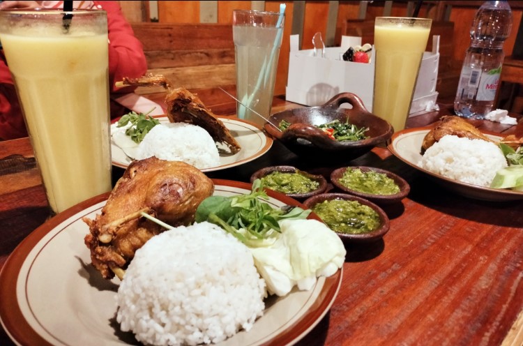 Bebek goreng Lik Cip Cilacap Emi Ristantika, 1. Rumah Makan Taman New Aroma, 2. Rumah Makan Sari Laut, 3. Ka Ho, 4. DSC Dapur Seafood Cilacap, 5. RM Sate Kambing & Pondok Makan Lesehan Sidoroso, 6. Lesehan Ikan Bakar 70, 7. Dapur Mamo Cilacap, 8. Warung Makan David Galipat, 9. Sate Ayam Martawi, 10. Omah Sambel, 11. Mie Dua Rasa (Midura), 12. Sate Inggil, 13. Warung Asik Cilacap, 14. Cafe Daun, 15. Ayam Bakar Lunak Sawah Besar, 16. Gosteak Cilacap, 17. Rocket Chicken Rinjani, 18. Lesehan Mendoan Sudiroso, 19. Nasi rames Sabar Menanti, 20. Mie Naga, 21. Marto Joyo Restaurant, 22. Rumah Makan Padang Putra Sikumbang, 23. Pondok La-Bia, 24. Warung Ikan Bakar Sari Ayu, 25. Rumah Makan Karang Mekar, 26. Ikan Bakar Yayat, 27. Bebek goreng Lik Cip Cilacap, 28. Warung Aldo & Sky Dinning Cilacap, 29. Dapur Kharisma, 30. Bu Nur’s Local Eatery, 31. Warung Makan Bu Cici, 32. Rumah Makan Andalas, 33. Chicken Crush, 34. Rumah Makan Padang Denai, 35. AYAM GORENG KREMESAN Hj. Diah Rudiyono, 36. D’YERIKO CORNER, 37. Angkringan Babeh 3, 38. Lesehan Ikan Bakar Citra Rasa Bu Towa’ah, 39. Rumah Makan Padang Do’a Mande