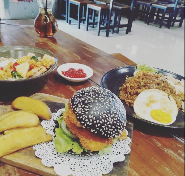 Bioskop Mie & Kopi via Google Maps Nino Alex, 1. RM. MAYANG SARI (Ayam Goreng & Panggang), 2. Javanese Village – Grandma’s Kitchen ‘Pawon Simbah’, 3. Warung Makan Bu Fauzi, 4. Dapur Pecak & Pemancingan “Mbah Kung”, 5. Berry Resto, 6. Bioskop Mie & Kopi, 7. RM Raos Eco, 8. Kendil Mas Restaurant, 9. Kedai Dahar Bumbu Kampung, 10. Rumah Makan Monggo Moro, 11. Omah Kayoe Resto Kuliner Lawasan, 12. DUA SAMBAL SUPER PENYET, 13. ALOHA Seaside Resto, 14. Forest Kopi, 15. PituLasan, 16. Mountain Cafe and Resto, 17. Ayam Goreng Gringsing (Bu Bengat), 18. Pondok Ikan Bakar Tirta Asri, 19. RM Murah Meriah Masakan Padang, 20. RM Sendang Wungu, 21. RM Padang Batang Jaya, 22. Seafood & Nasgor DCapone, 23. RM Menara Kudus, 24. Rest Area Pahala Kencana, 25. Sangria Restaurant, 26. Ayam Bakar Cemani, 27. WARUNG MAKAN KEMUNING, 28. Rumah makan Mbak YANNA