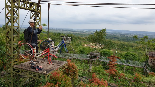 Boekit Tinggi Daramista Astrida R., 1. Pantai Slopeng Madura, 2. Pantai Siring Kemuning, 3. Air Terjun Toroan , 4. Pantai Sambilangan , 5. Vihara Avalokitesvara, 6. Gili Labak Madura, 7. Pantai Lombang, 8. Wisata Taman Tectona, 9. Masjid Agung Sumenep, 10. Museum Keraton Sumenep, 11. Pantai Rongkang, 12. Boekit Tinggi Daramista, 13. Kepulauan Kangean , 14. Hutan Bawah Laut kep Kangean, 15. Mercusuar Bangkalan, 16. Jembatan Suramadu, 17. Wisata Budaya Karapan Sapi, 18. Wisata Bukit Jaddhih, 19. Pantai Rindu, 20. Gua Blaban, 21. Api Tak Kunjung Padam, 22. Wisata Bukit Kehi, 23. Pantai Jumiang, 24. Monumen Sampang, 25. Tirta Sumekar Indah , 26. Pantai Camplong, 27. Pantai Batu Kerbuy, 28. Pantai Ponjuk Timur Talango, 29. Bukit Geger Bangkalan, 30. Bukit Pelalangan Arosbaya, 31. Air Terjun Batu Raja Manitan, 32. Bukit Cinta Pamekasan, 33. Puncak Ratu Pamekasan, 34. Bukit Lampion Beramah, 35. Wisata Alam Bukit Brukoh, 36. Pantai Nepa, 37. Wisata Kota Tua Kalianget, 38. Air terjun Kokop, 39. Sentra Batik Madura