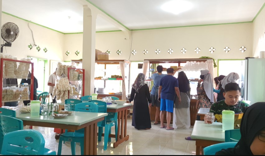 Bu Nur's Local Eatery Agoes Poernomo, 1. Rumah Makan Taman New Aroma, 2. Rumah Makan Sari Laut, 3. Ka Ho, 4. DSC Dapur Seafood Cilacap, 5. RM Sate Kambing & Pondok Makan Lesehan Sidoroso, 6. Lesehan Ikan Bakar 70, 7. Dapur Mamo Cilacap, 8. Warung Makan David Galipat, 9. Sate Ayam Martawi, 10. Omah Sambel, 11. Mie Dua Rasa (Midura), 12. Sate Inggil, 13. Warung Asik Cilacap, 14. Cafe Daun, 15. Ayam Bakar Lunak Sawah Besar, 16. Gosteak Cilacap, 17. Rocket Chicken Rinjani, 18. Lesehan Mendoan Sudiroso, 19. Nasi rames Sabar Menanti, 20. Mie Naga, 21. Marto Joyo Restaurant, 22. Rumah Makan Padang Putra Sikumbang, 23. Pondok La-Bia, 24. Warung Ikan Bakar Sari Ayu, 25. Rumah Makan Karang Mekar, 26. Ikan Bakar Yayat, 27. Bebek goreng Lik Cip Cilacap, 28. Warung Aldo & Sky Dinning Cilacap, 29. Dapur Kharisma, 30. Bu Nur’s Local Eatery, 31. Warung Makan Bu Cici, 32. Rumah Makan Andalas, 33. Chicken Crush, 34. Rumah Makan Padang Denai, 35. AYAM GORENG KREMESAN Hj. Diah Rudiyono, 36. D’YERIKO CORNER, 37. Angkringan Babeh 3, 38. Lesehan Ikan Bakar Citra Rasa Bu Towa’ah, 39. Rumah Makan Padang Do’a Mande
