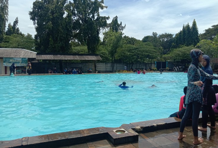 Buperta Cibubur Neneng Hasanah, 1. Taman Wiladatika, 2. Eldorado Water Park, 3. CIBUBUR GARDEN Eat & Play, 4. Kampoeng Maen Cibubur, 5. Telaga Arwana Cibubur, 6. Kampung Cina, 7. Taman Wisata Lebah, 8. Taman Mini Indonesia Indah, 9. Cibubur Garden Dairy, 10. Cibubur Junction, 11. Buperta Cibubur, 12. Monumen Pancasila Sakti, 13. Taman Cibubur Ciraos Adib RS, 14. Fantasy Island Cibubur, 15. Museum Komodo dan Taman Reptil, 16. Museum Perangko , 17. Taman Buah Mekarsari, 18. Kolam Renang Splash Waterpark Cibubur Country Cikeas, 19. Kolam Renang Tirta Teja, 20. Danau Jambore, 21. Hutan Pinus Cibubur, 22. Taman Mahoni, 23. Kampung Jepang, 24. Jakarta Gems Center, 25. Monumen Perjuangan Jatinegara