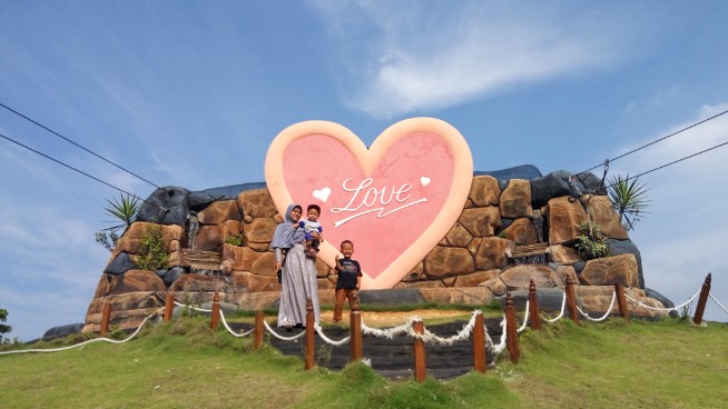 Cinta bukit pamekasan, 1. Pantai Slopeng Madura, 2. Pantai Siring Kemuning, 3. Air Terjun Toroan , 4. Pantai Sambilangan , 5. Vihara Avalokitesvara, 6. Gili Labak Madura, 7. Pantai Lombang, 8. Wisata Taman Tectona, 9. Masjid Agung Sumenep, 10. Museum Keraton Sumenep, 11. Pantai Rongkang, 12. Boekit Tinggi Daramista, 13. Kepulauan Kangean , 14. Hutan Bawah Laut kep Kangean, 15. Mercusuar Bangkalan, 16. Jembatan Suramadu, 17. Wisata Budaya Karapan Sapi, 18. Wisata Bukit Jaddhih, 19. Pantai Rindu, 20. Gua Blaban, 21. Api Tak Kunjung Padam, 22. Wisata Bukit Kehi, 23. Pantai Jumiang, 24. Monumen Sampang, 25. Tirta Sumekar Indah , 26. Pantai Camplong, 27. Pantai Batu Kerbuy, 28. Pantai Ponjuk Timur Talango, 29. Bukit Geger Bangkalan, 30. Bukit Pelalangan Arosbaya, 31. Air Terjun Batu Raja Manitan, 32. Bukit Cinta Pamekasan, 33. Puncak Ratu Pamekasan, 34. Bukit Lampion Beramah, 35. Wisata Alam Bukit Brukoh, 36. Pantai Nepa, 37. Wisata Kota Tua Kalianget, 38. Air terjun Kokop, 39. Sentra Batik Madura