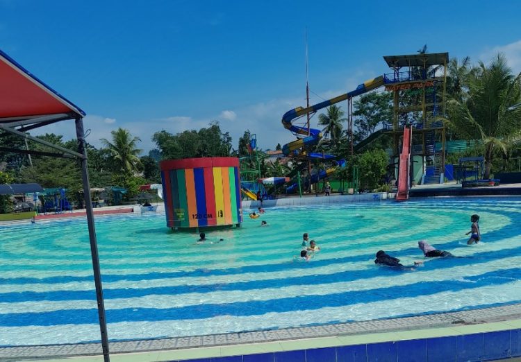 Cianjur Asri Water Park, 1. Cianjur City Park, 2. TAMAN PRAWATASARI, 3. The Jhon’s Cianjur Aquatic Resort, 4. The Bagelen Son Cianjur, 5. Kolam Renang Tias Wisata Rancagoong, 6. Kolam Renang Bravo Camp Ground, 7. Kolam Renang Big Ben Waterpark, 8. Kolam Renang Bukit Kalimaya Indah, 9. Kolam Renang GOR Bayu Jangari, 10. Bris Waterpark, 11. Kolam Renang Panorama Jangari, 12. Kolam Renang Kota Bunga, 13. Kolam Renang The Queen, 14. Kolam Renang BCNY, 15. Kolam Renang Cirumput, 16. Kolam Renang Tirta Braja, 17. Cianjur Asri Water Park, 18. Kolam Renang DJ Family Cimuti, 19. Kolam Renang Elshafah