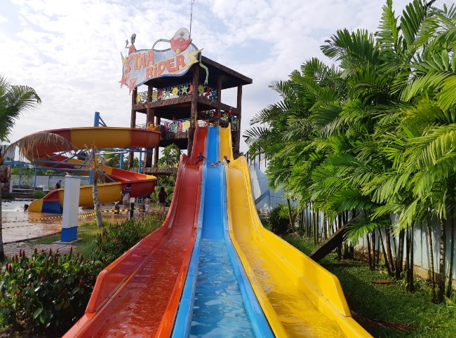 Citraland Waterpark Melani, 1. Istana Siak, 2. ASIA FARM HAYDAY¹, 3. Pantai Cinta, Teluk Jering Tambang, 4. Kasang Kulim Zoo, 5. Citraland Waterpark, 6. Taman Kota Pekanbaru, 7. Wisata Danau Raja Rengat, 8. Bukit Ulu Kasok, 9. Bandar Bakau Dumai, 10. Labersa Water Park Riau Fantasi, 11. Pantai Selat Baru, 12. Candi Muara Takus, 13. Taman Rekreasi Alam Mayang Pekanbaru, 14. Lapangan Pasir Bengkalis, 15. Pantai Tanjung Medang, Teluk Rhu Rupat, 16. Pantai Tenggayun, 17. Pantai Marina, 18. Danau Rusa Kampar, 19. Wisata Hutan Pinus Cadika, 20. Wisata Bono, Berselancar di Sungai Kampar, 21. Perpustakaan Soeman H.S, 22. Taman Wisata Alam Koboko, 23. Air Terjun TEMBULUN Kinutan, 24. Agro Wisata Pelangi, 25. KAMPOENG RABBIT’S KULIM, 26. Museum Sang Nila Utama Pekanbaru, 27. Desa Okura Pekanbaru, 28. Pantai Sepahat, 29. Taman Hutan Raya Sultan Syarif Kasim, 30. Taman Andam Dewi, 31. Rumah Lontik, 32. Kawah Biru, 33. Pulau Jemur, 34. Air Terjun Pangkalan Kapas, 35. Air Terjun Panisan, 36. Pulau Beting Aceh, 37. Hutan Mangrove Sebauk, 39. Jembatan Water Front City Bangkinang, 39. Masjid Raya An-Nur Provinsi Riau