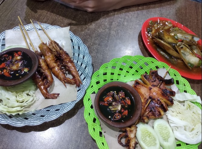 DSC Dapur Seafood Cilacap Laurentia Meilani, 1. Rumah Makan Taman New Aroma, 2. Rumah Makan Sari Laut, 3. Ka Ho, 4. DSC Dapur Seafood Cilacap, 5. RM Sate Kambing & Pondok Makan Lesehan Sidoroso, 6. Lesehan Ikan Bakar 70, 7. Dapur Mamo Cilacap, 8. Warung Makan David Galipat, 9. Sate Ayam Martawi, 10. Omah Sambel, 11. Mie Dua Rasa (Midura), 12. Sate Inggil, 13. Warung Asik Cilacap, 14. Cafe Daun, 15. Ayam Bakar Lunak Sawah Besar, 16. Gosteak Cilacap, 17. Rocket Chicken Rinjani, 18. Lesehan Mendoan Sudiroso, 19. Nasi rames Sabar Menanti, 20. Mie Naga, 21. Marto Joyo Restaurant, 22. Rumah Makan Padang Putra Sikumbang, 23. Pondok La-Bia, 24. Warung Ikan Bakar Sari Ayu, 25. Rumah Makan Karang Mekar, 26. Ikan Bakar Yayat, 27. Bebek goreng Lik Cip Cilacap, 28. Warung Aldo & Sky Dinning Cilacap, 29. Dapur Kharisma, 30. Bu Nur’s Local Eatery, 31. Warung Makan Bu Cici, 32. Rumah Makan Andalas, 33. Chicken Crush, 34. Rumah Makan Padang Denai, 35. AYAM GORENG KREMESAN Hj. Diah Rudiyono, 36. D’YERIKO CORNER, 37. Angkringan Babeh 3, 38. Lesehan Ikan Bakar Citra Rasa Bu Towa’ah, 39. Rumah Makan Padang Do’a Mande