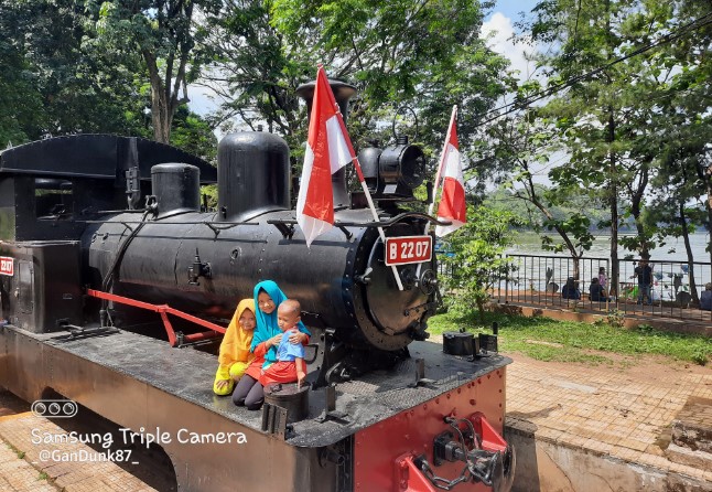 Danau Jambore Gandunk 87, 1. Taman Wiladatika, 2. Eldorado Water Park, 3. CIBUBUR GARDEN Eat & Play, 4. Kampoeng Maen Cibubur, 5. Telaga Arwana Cibubur, 6. Kampung Cina, 7. Taman Wisata Lebah, 8. Taman Mini Indonesia Indah, 9. Cibubur Garden Dairy, 10. Cibubur Junction, 11. Buperta Cibubur, 12. Monumen Pancasila Sakti, 13. Taman Cibubur Ciraos Adib RS, 14. Fantasy Island Cibubur, 15. Museum Komodo dan Taman Reptil, 16. Museum Perangko , 17. Taman Buah Mekarsari, 18. Kolam Renang Splash Waterpark Cibubur Country Cikeas, 19. Kolam Renang Tirta Teja, 20. Danau Jambore, 21. Hutan Pinus Cibubur, 22. Taman Mahoni, 23. Kampung Jepang, 24. Jakarta Gems Center, 25. Monumen Perjuangan Jatinegara